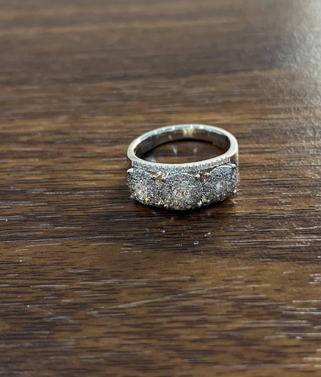 Questo elegante anello è realizzato in oro bianco 14K. Presenta un trio di scintillanti diamanti bianchi a taglio rotondo, ciascuno meticolosamente incastonato per esaltarne la brillantezza.
I diamanti sono incastonati in un elegante cinturino in