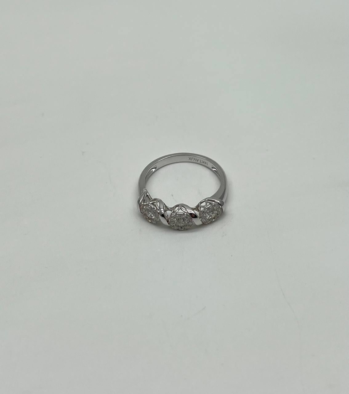 Questo elegante anello è realizzato in oro bianco 14K. Presenta tre diamanti bianchi rotondi, ciascuno di circa 0,5 carati. I diamanti sono incastonati in un design elegante e moderno.