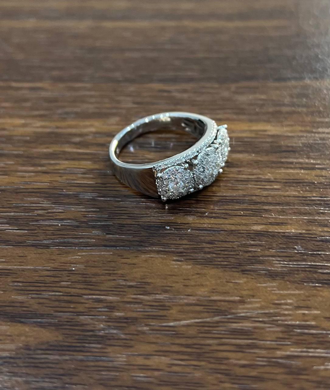 Taglio rotondo Diamanti Pave Set Cluster Rotondo Halo Set Anello con tre pietre in oro bianco in vendita
