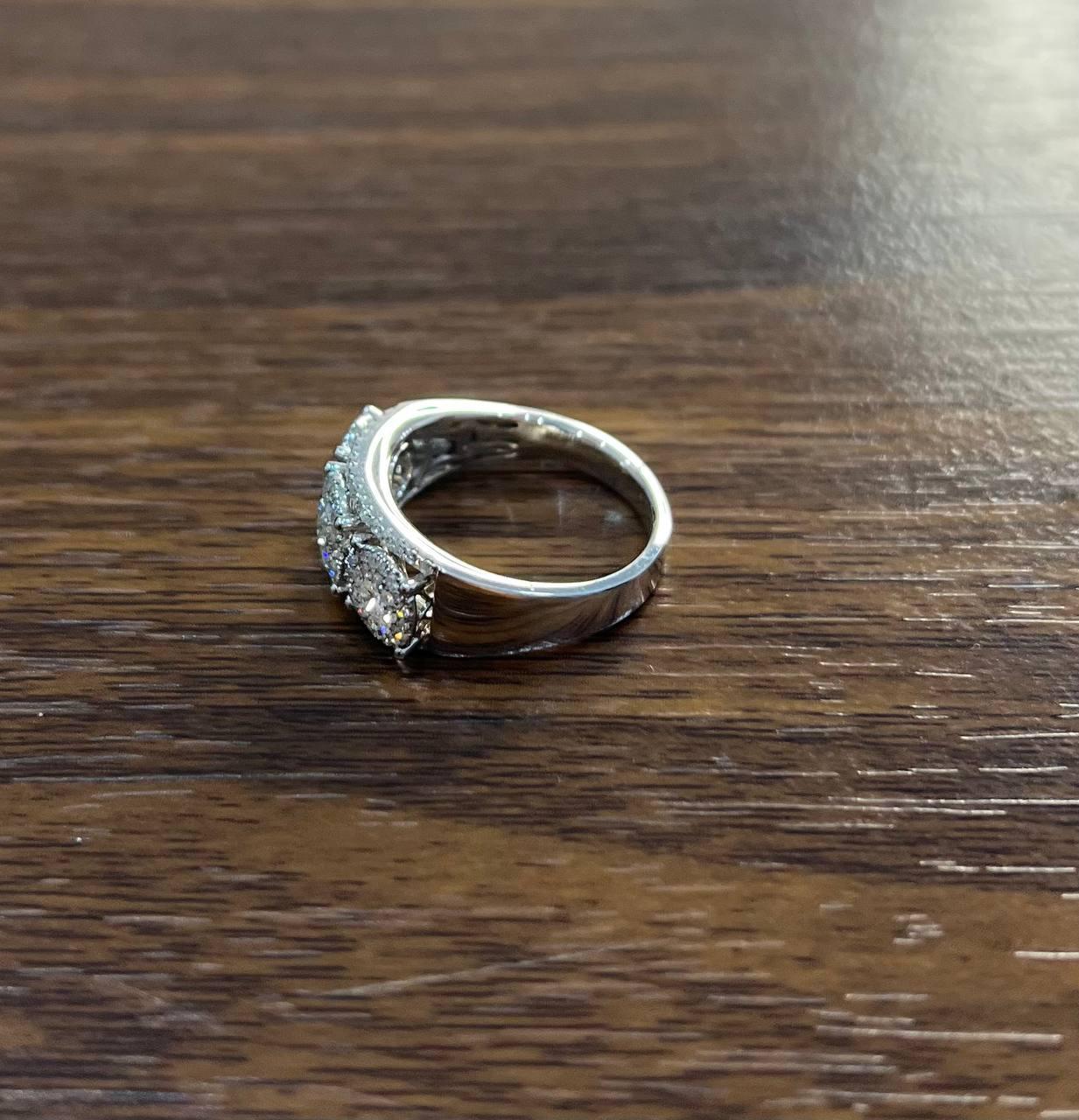 Diamanti Pave Set Cluster Rotondo Halo Set Anello con tre pietre in oro bianco In condizioni Nuovo in vendita a Oakton, VA