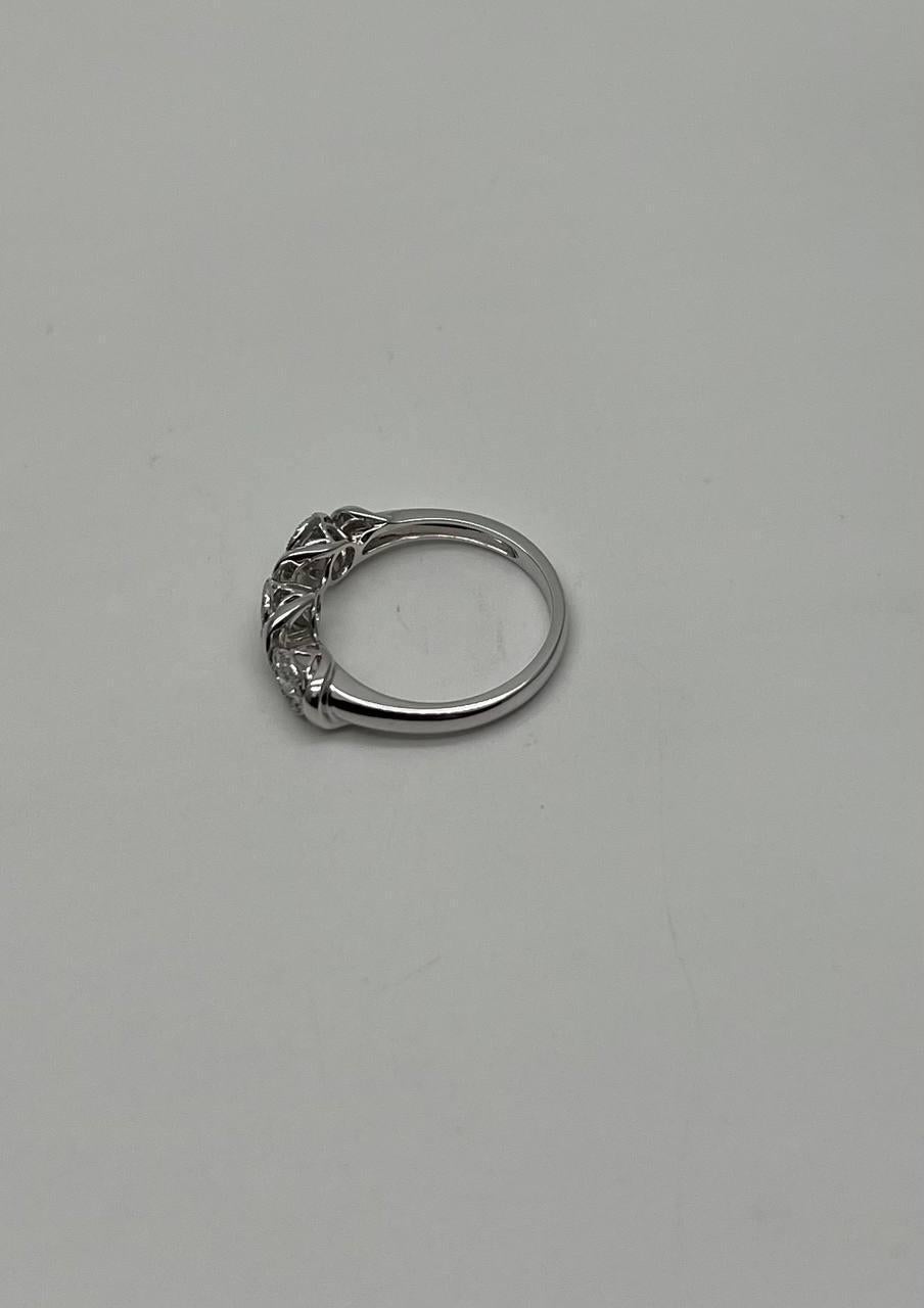 Diamanti Pave Set Cluster Rotondo Halo Set Anello con tre pietre in oro bianco In condizioni Nuovo in vendita a Oakton, VA
