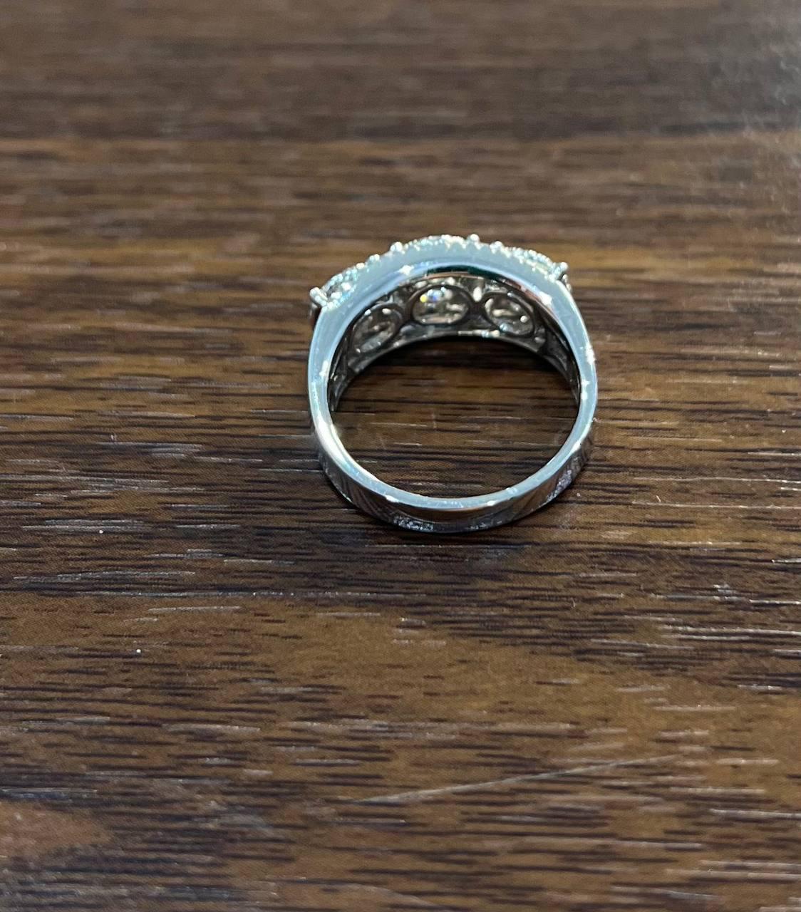 Donna Diamanti Pave Set Cluster Rotondo Halo Set Anello con tre pietre in oro bianco in vendita