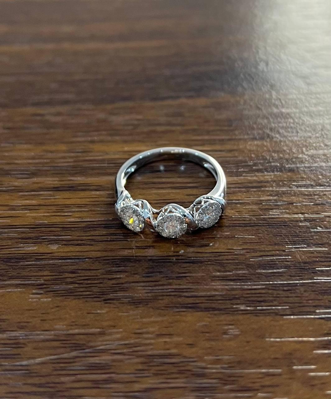 Donna Diamanti Pave Set Cluster Rotondo Halo Set Anello con tre pietre in oro bianco in vendita