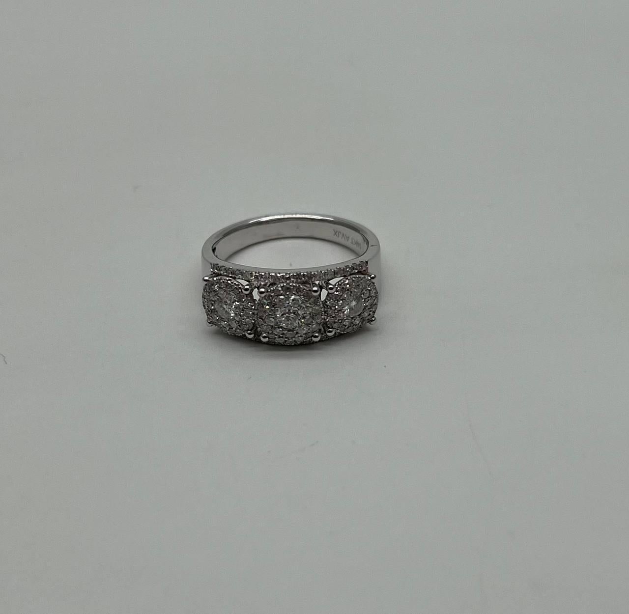 Diamanti Pave Set Cluster Rotondo Halo Set Anello con tre pietre in oro bianco in vendita 1