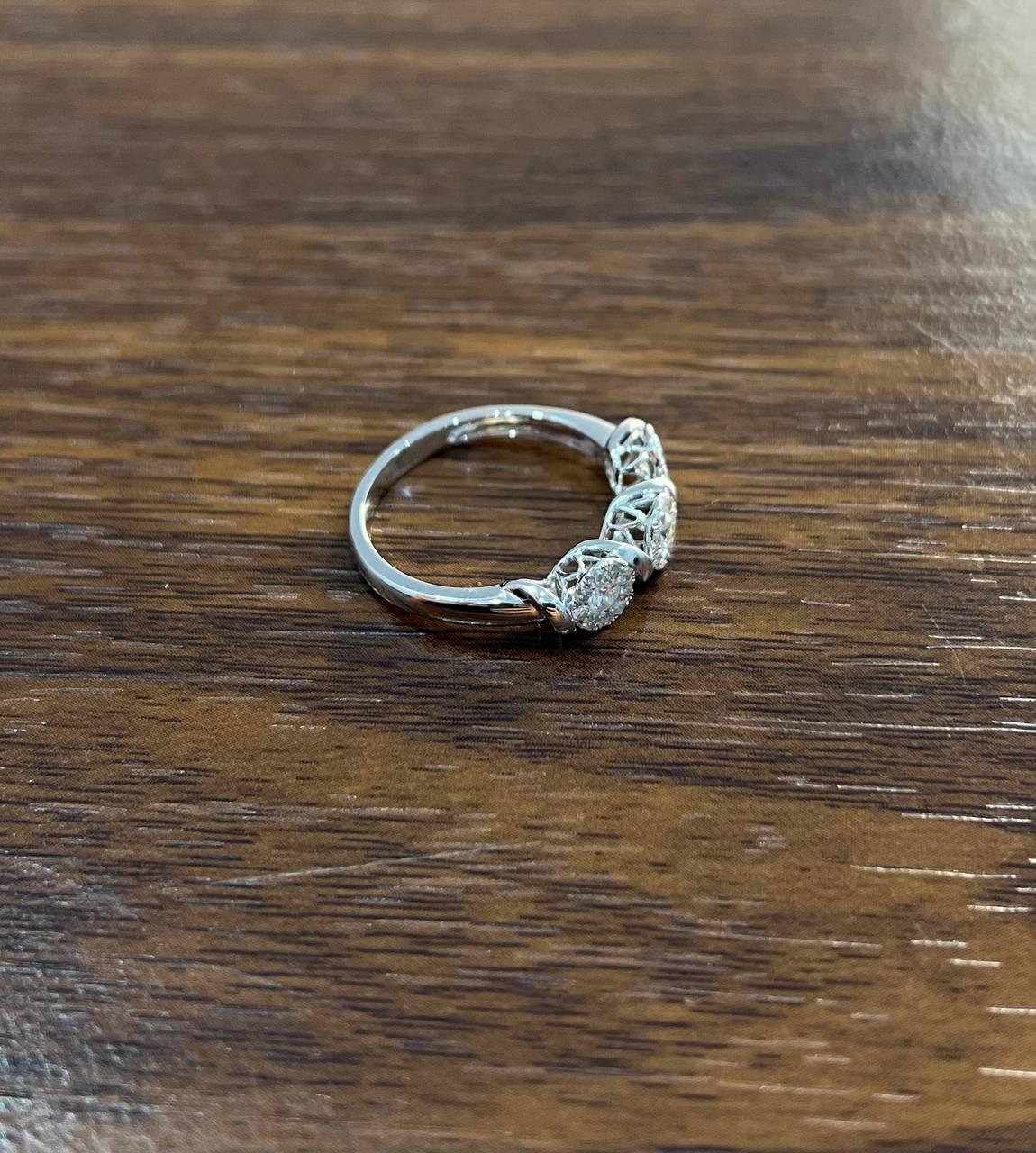Diamanti Pave Set Cluster Rotondo Halo Set Anello con tre pietre in oro bianco in vendita 1