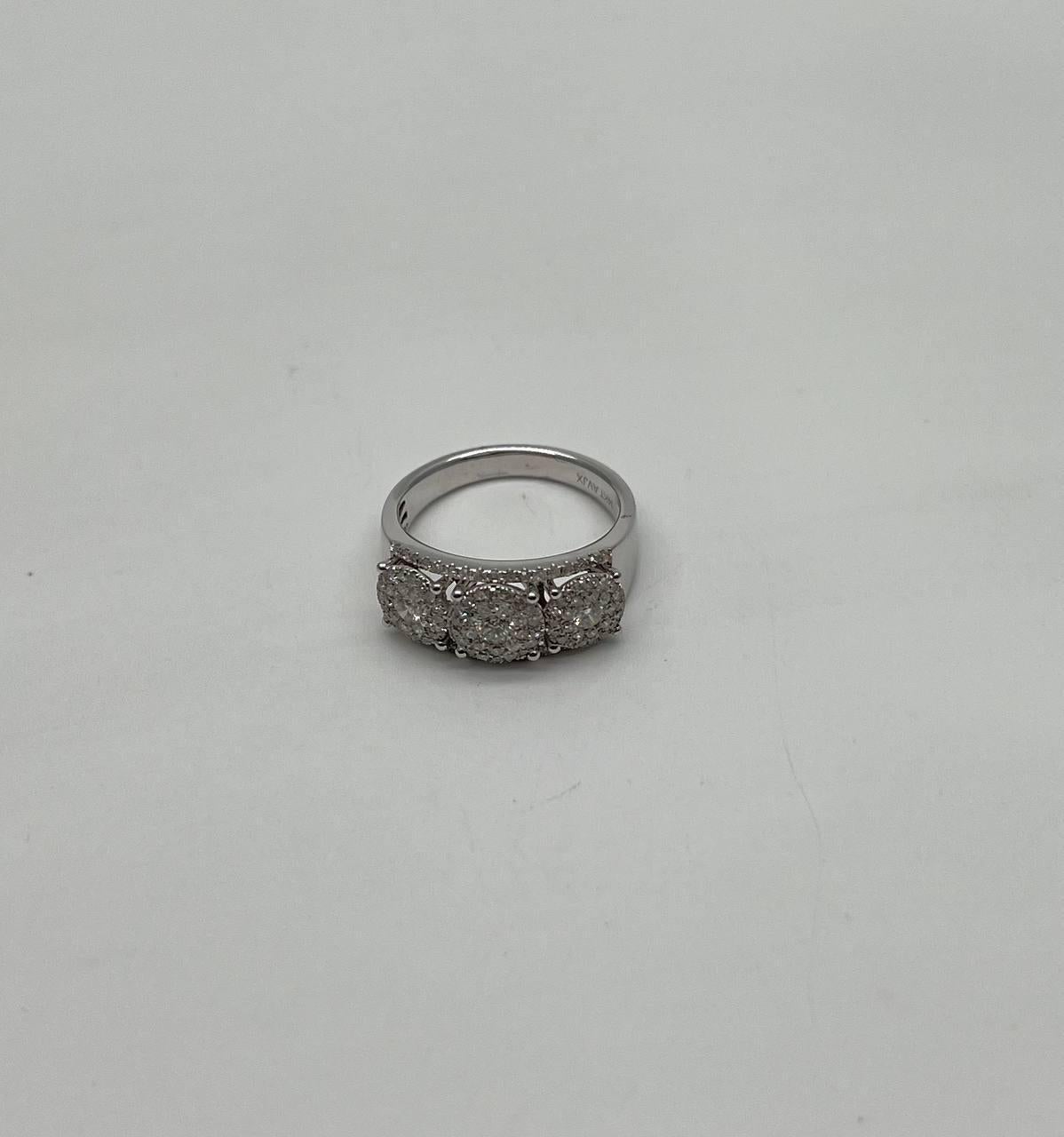 Diamanti Pave Set Cluster Rotondo Halo Set Anello con tre pietre in oro bianco in vendita 2