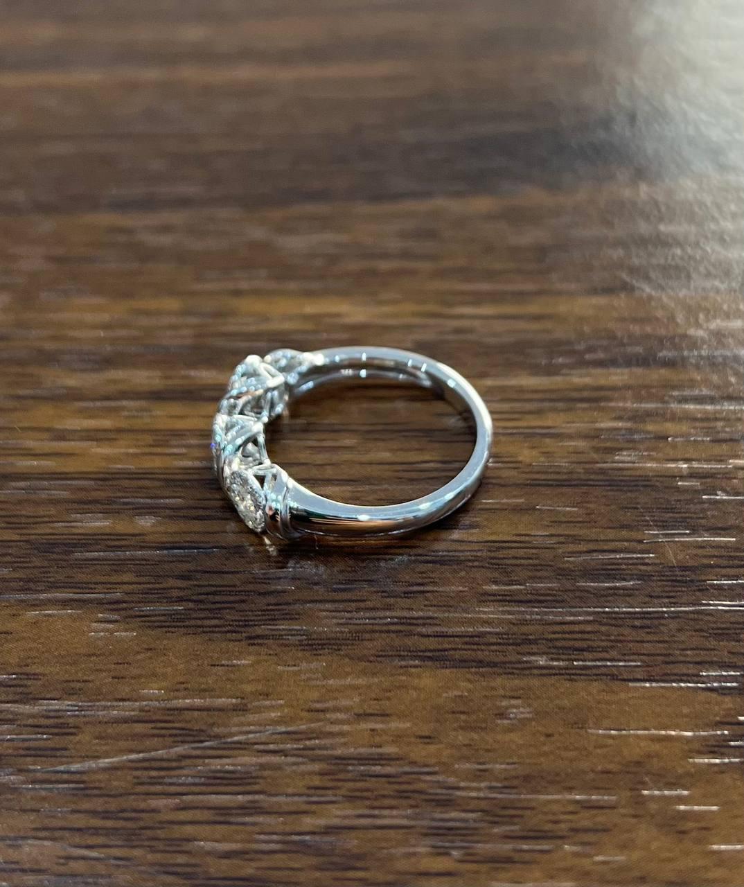 Diamanti Pave Set Cluster Rotondo Halo Set Anello con tre pietre in oro bianco in vendita 2