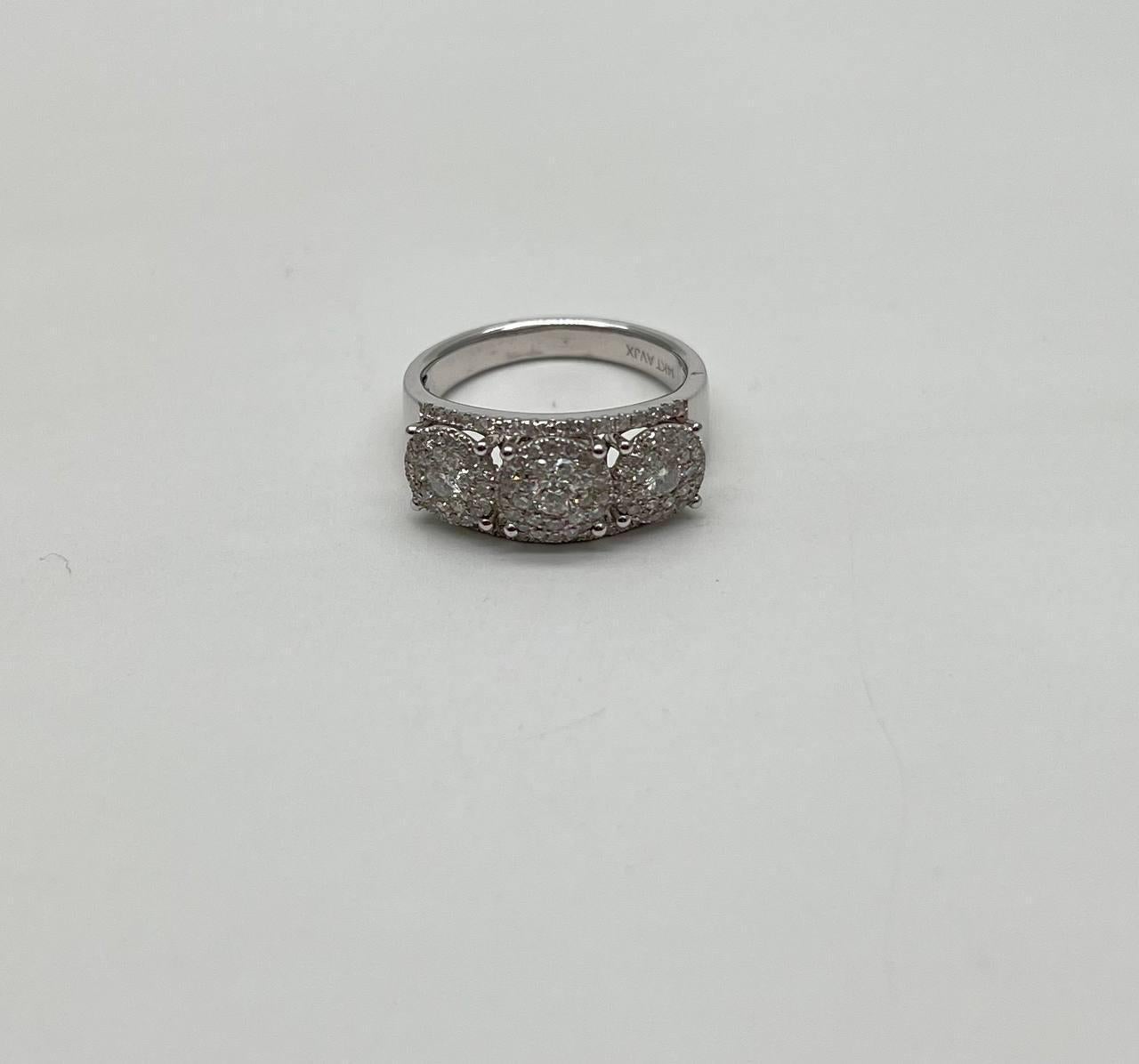 Diamanti Pave Set Cluster Rotondo Halo Set Anello con tre pietre in oro bianco in vendita 3