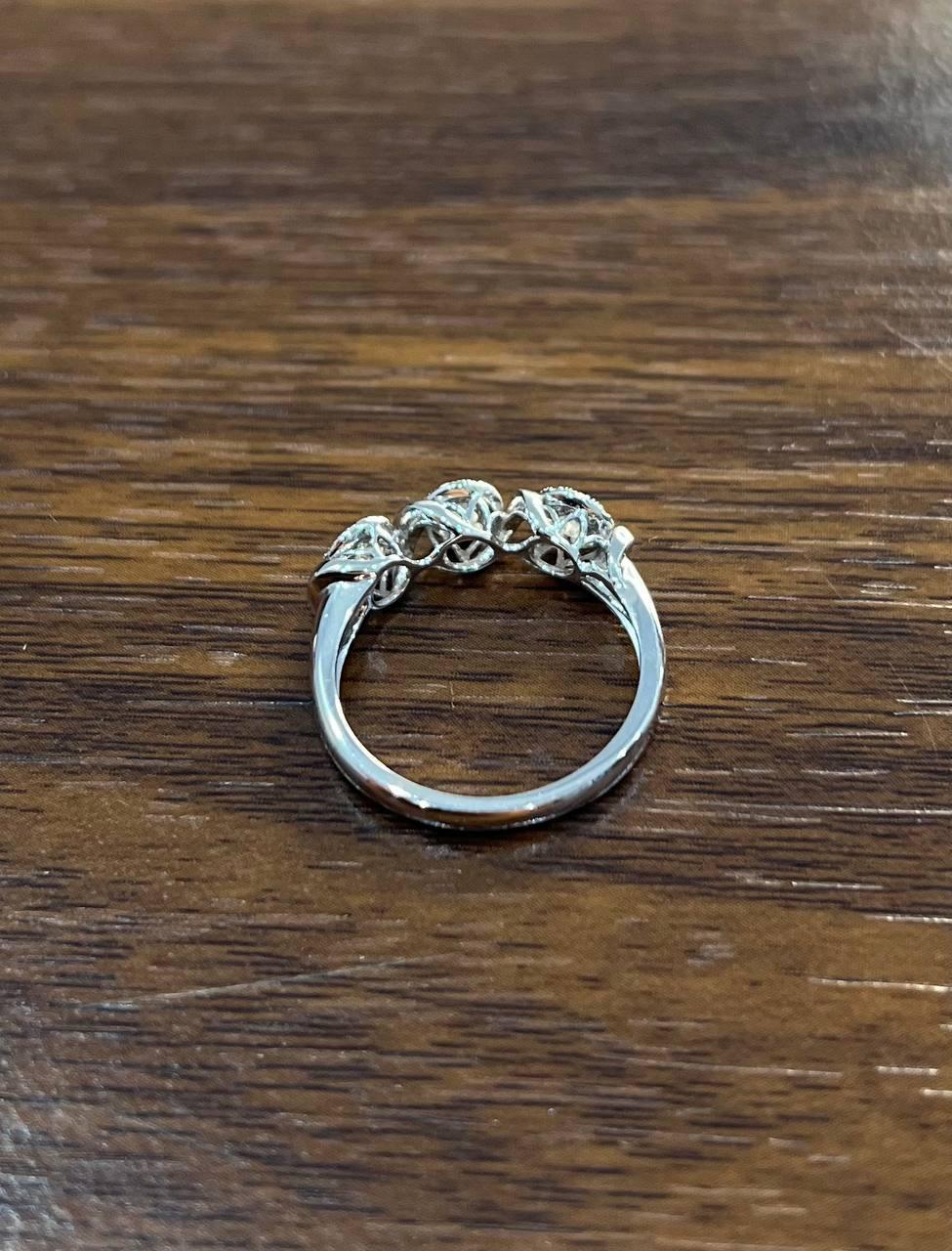 Diamanti Pave Set Cluster Rotondo Halo Set Anello con tre pietre in oro bianco in vendita 3