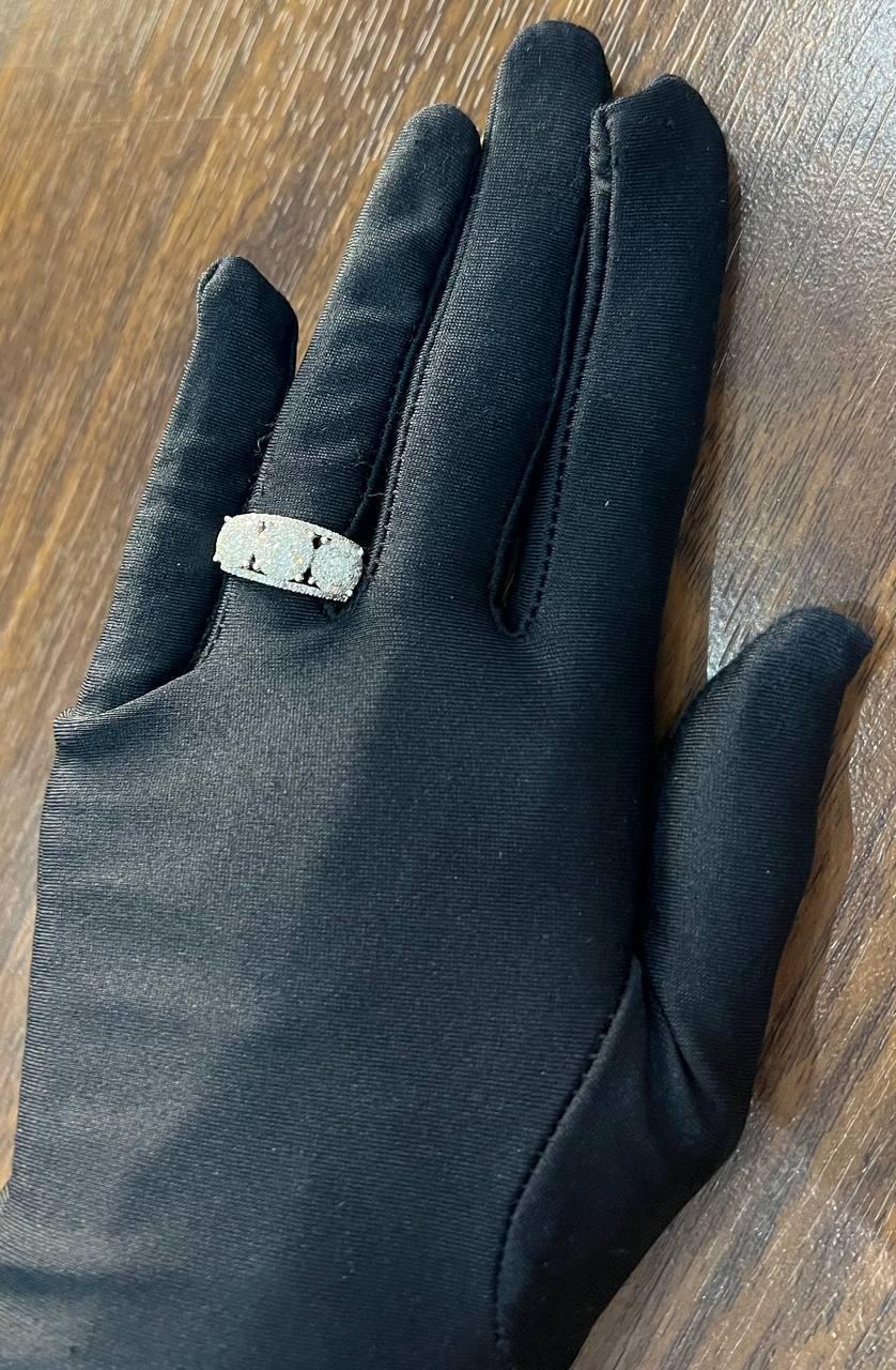 Diamanti Pave Set Cluster Rotondo Halo Set Anello con tre pietre in oro bianco in vendita 4