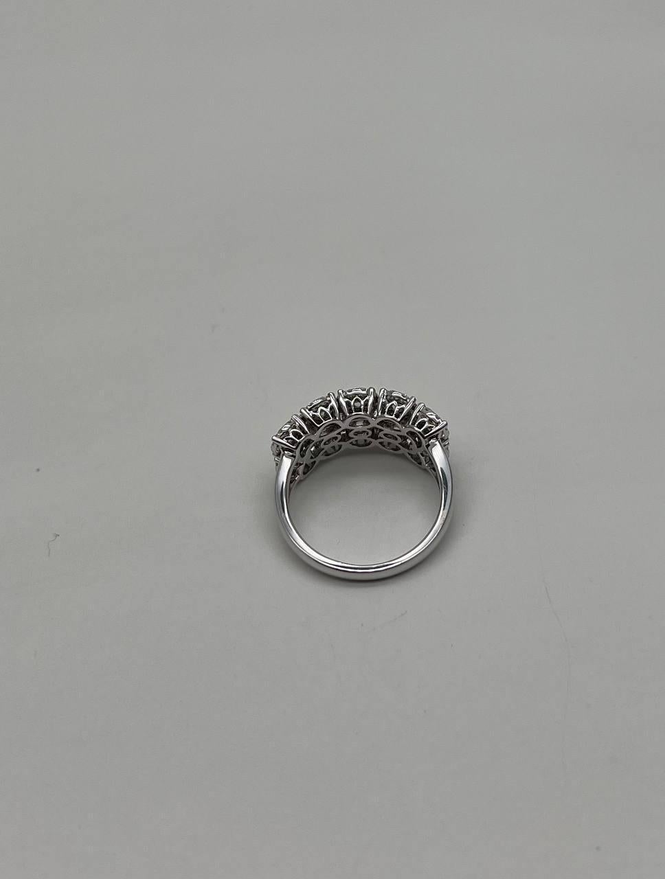 Anello a doppia fila in oro bianco con diamanti incastonati e cluster rotondi a forma di aureola in vendita 5