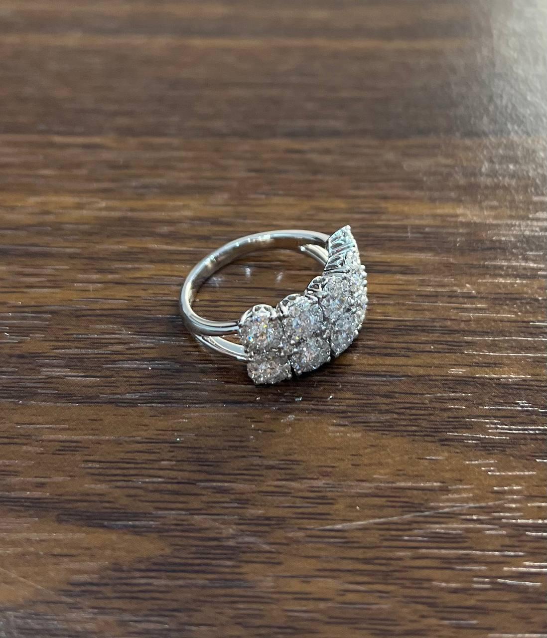 Taglio rotondo Anello a doppia fila in oro bianco con diamanti incastonati e cluster rotondi a forma di aureola in vendita
