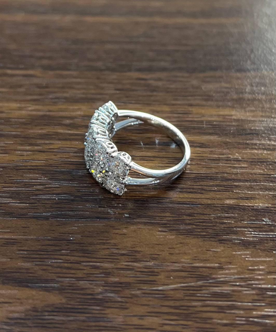 Anello a doppia fila in oro bianco con diamanti incastonati e cluster rotondi a forma di aureola In condizioni Nuovo in vendita a Oakton, VA