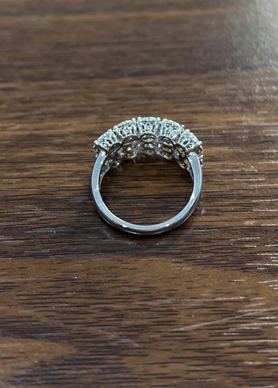 Donna Anello a doppia fila in oro bianco con diamanti incastonati e cluster rotondi a forma di aureola in vendita