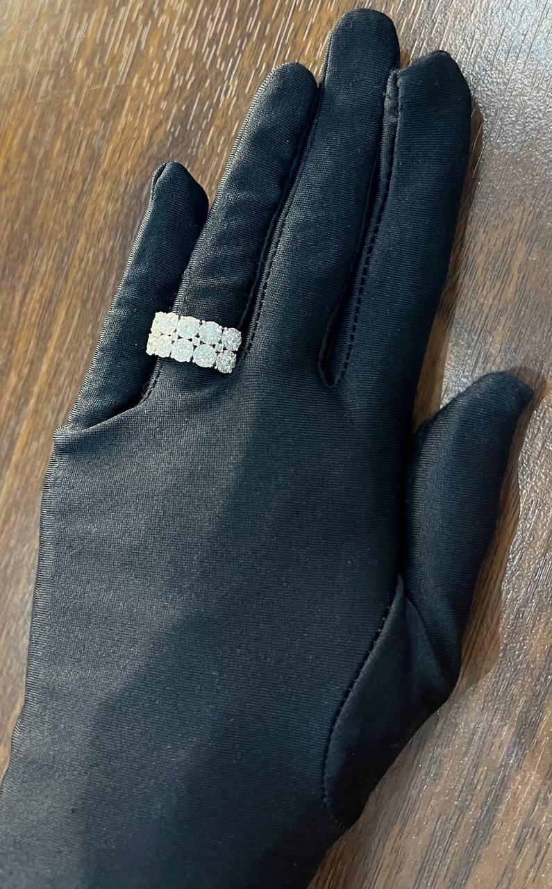 Anello a doppia fila in oro bianco con diamanti incastonati e cluster rotondi a forma di aureola in vendita 1