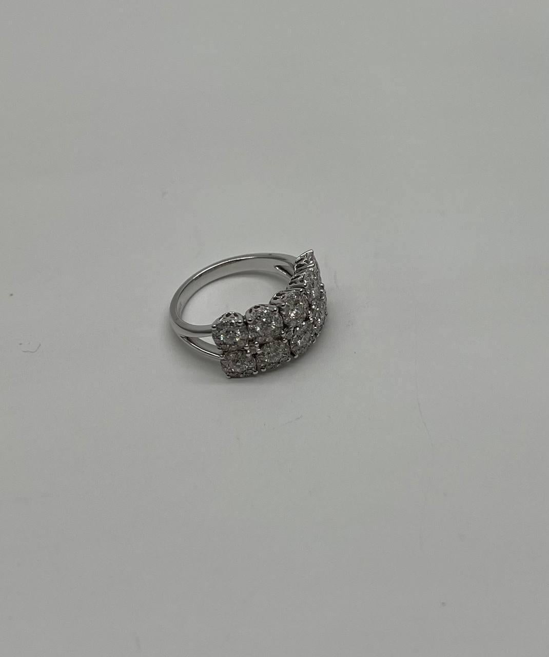 Anello a doppia fila in oro bianco con diamanti incastonati e cluster rotondi a forma di aureola in vendita 3