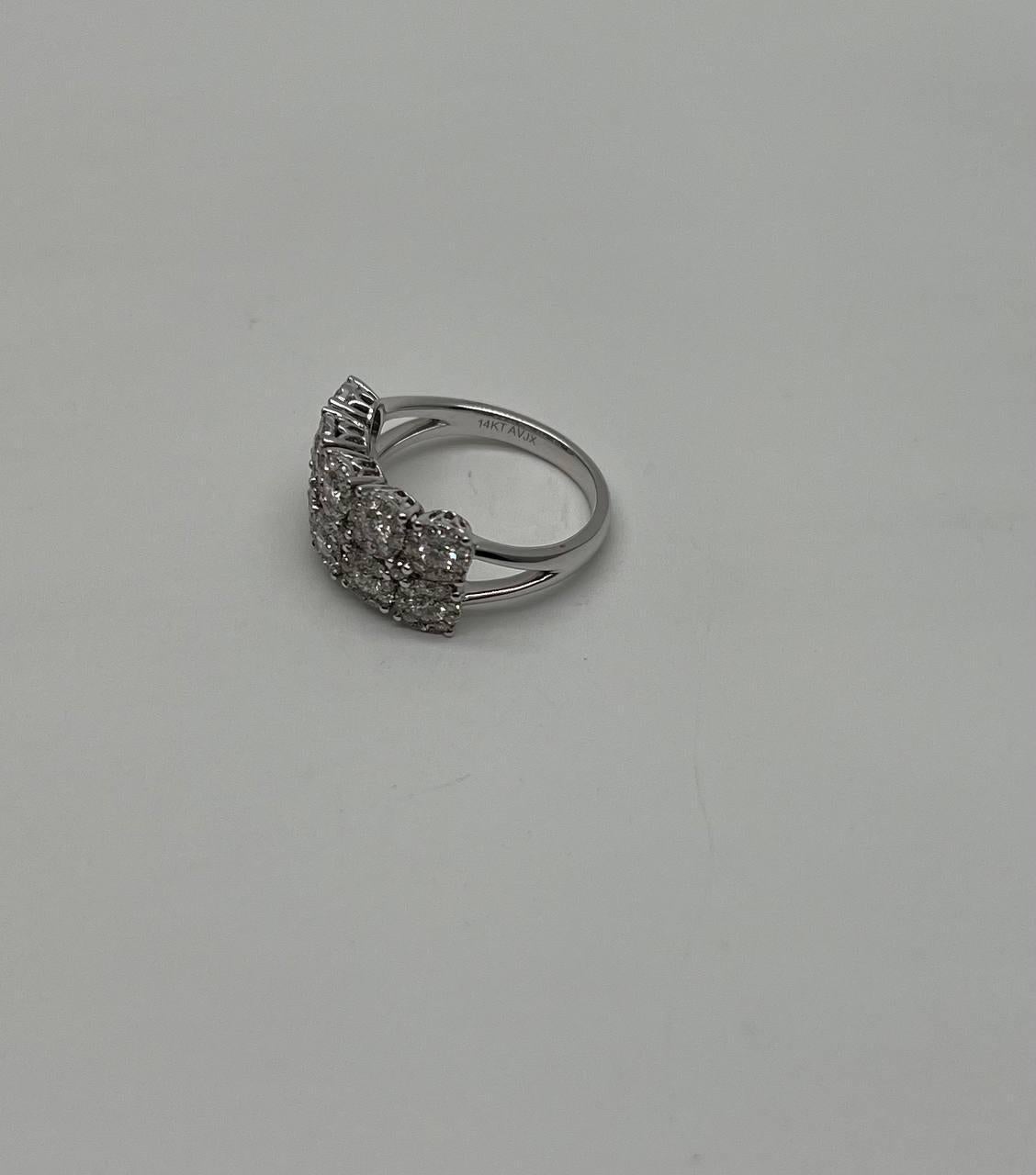 Anello a doppia fila in oro bianco con diamanti incastonati e cluster rotondi a forma di aureola in vendita 4