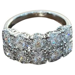 Bague d'affirmation à double rangée de diamants ronds sertis en pavé et halo de diamants en or blanc