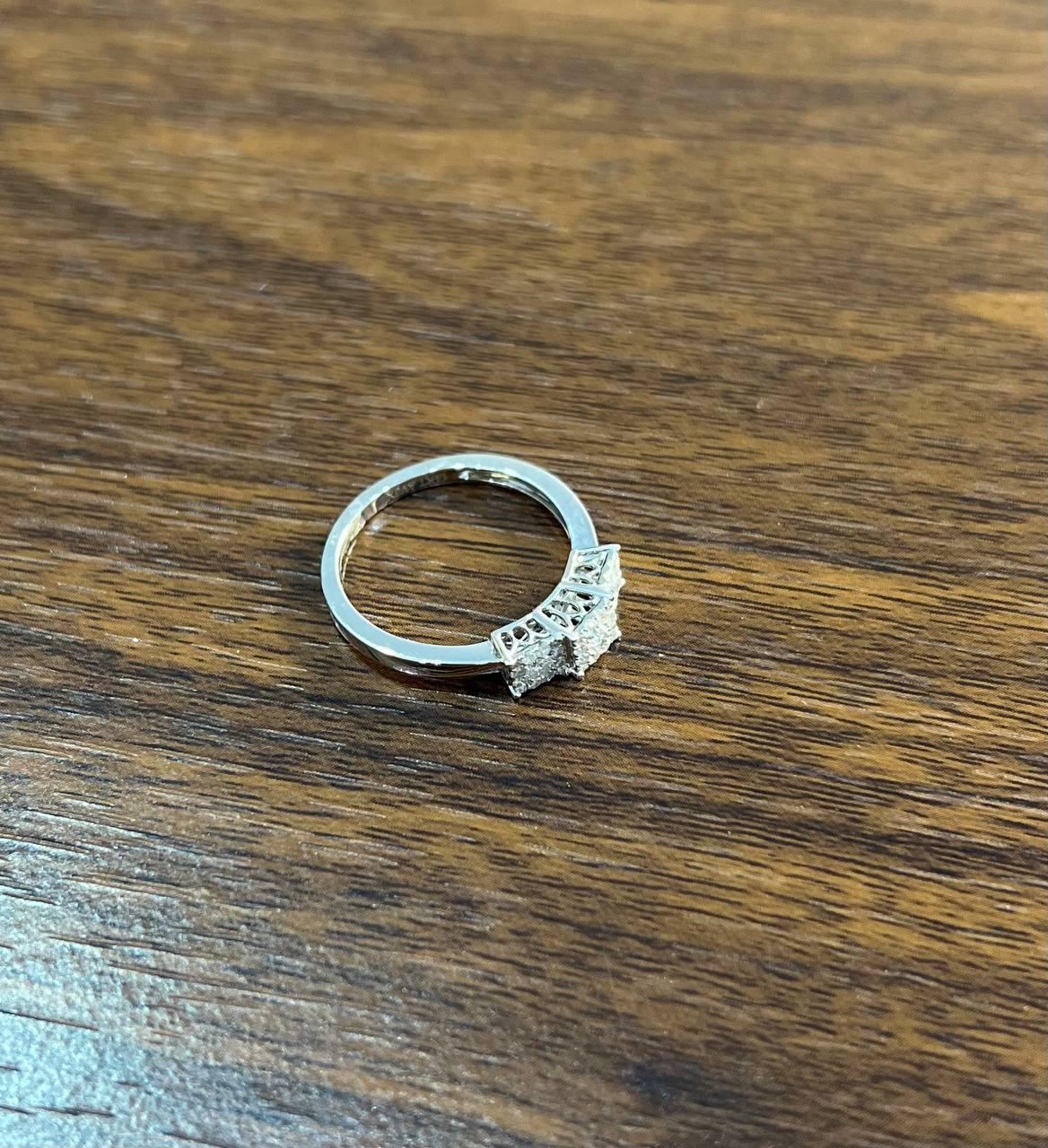 Questo squisito anello è realizzato in oro bianco 14k. Al centro c'è uno splendido diamante bianco del peso di circa 0,5 carati. La montatura è elegante e moderna e mette in risalto la brillantezza del diamante. La fascia è liscia e lucida e offre