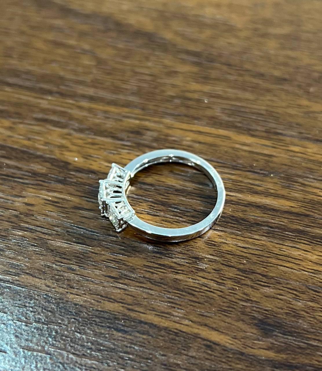 Diamanti Pave Set Cluster Quadrato Halo Set Anello con tre pietre in oro bianco In condizioni Nuovo in vendita a Oakton, VA