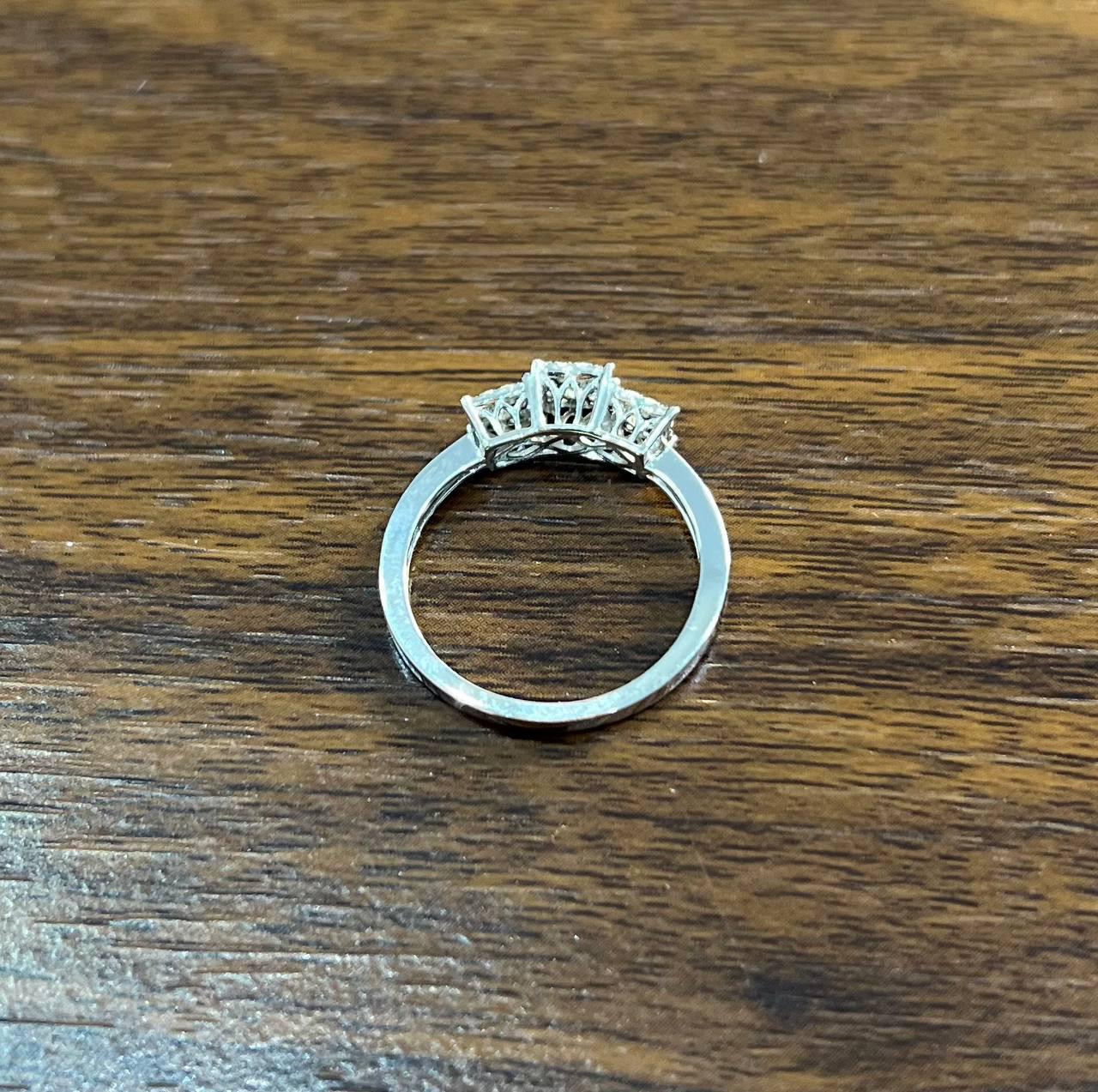 Donna Diamanti Pave Set Cluster Quadrato Halo Set Anello con tre pietre in oro bianco in vendita