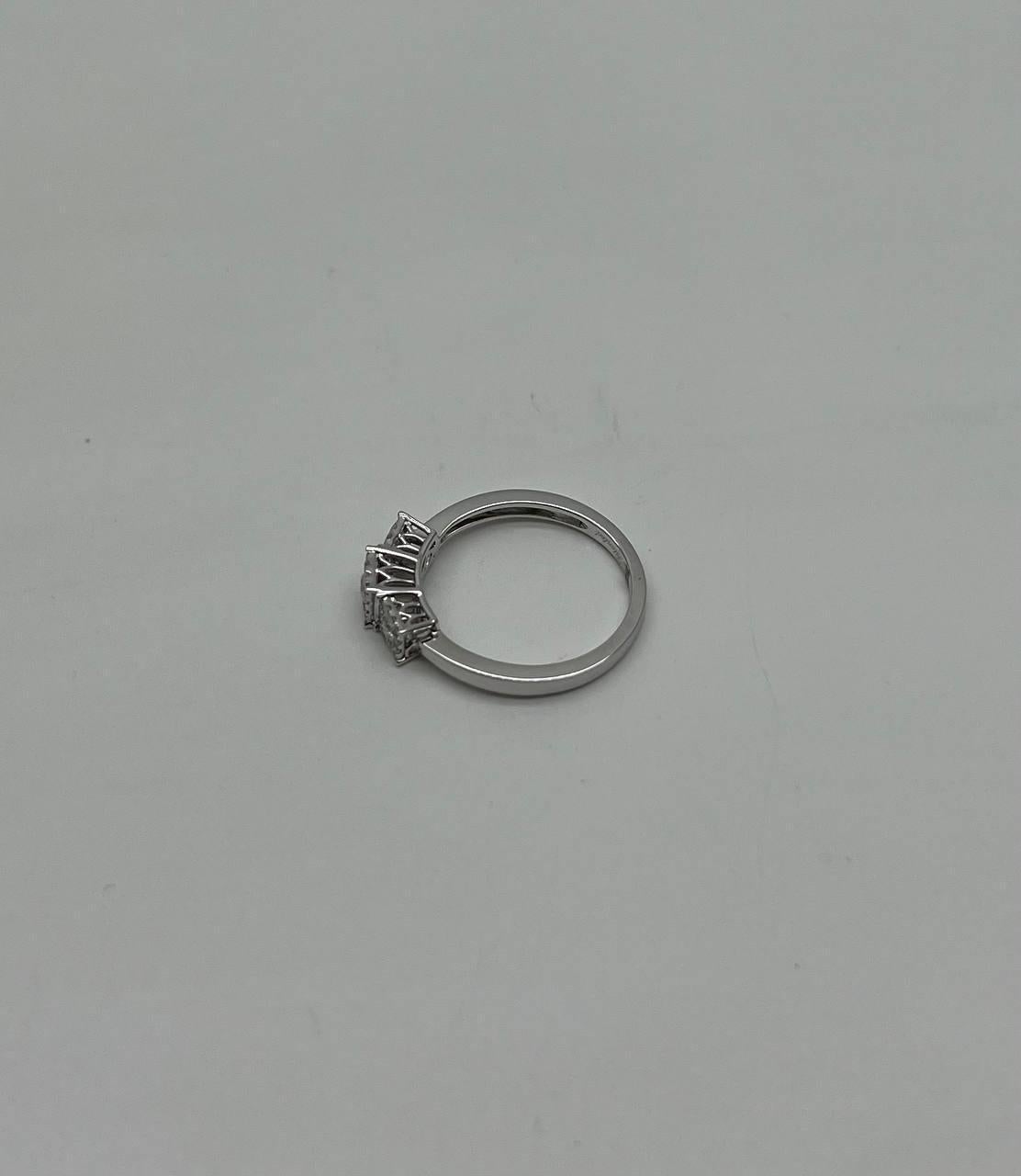Diamanti Pave Set Cluster Quadrato Halo Set Anello con tre pietre in oro bianco in vendita 4