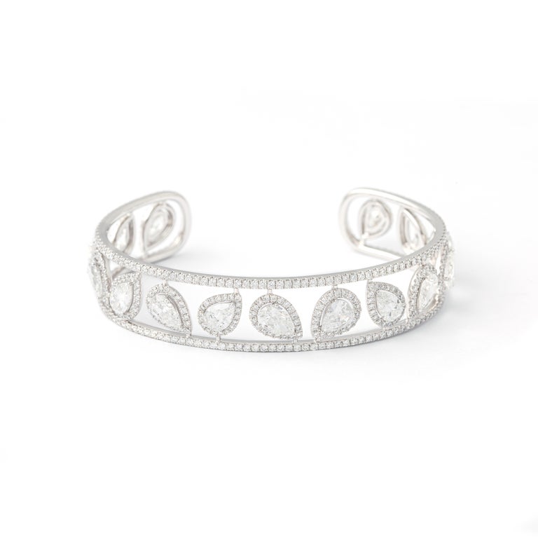Bangle in 18kt white gold set with 6 pear-shaped cut diamonds 7.87 cts and 491 diamonds 3.66 cts.

Inner circumference: Approximately 16.17 centimeters (6.37 inches).

Note: Flexible Bracelet.

Total weight: 21.35 grams.

Width on the top: 1.4