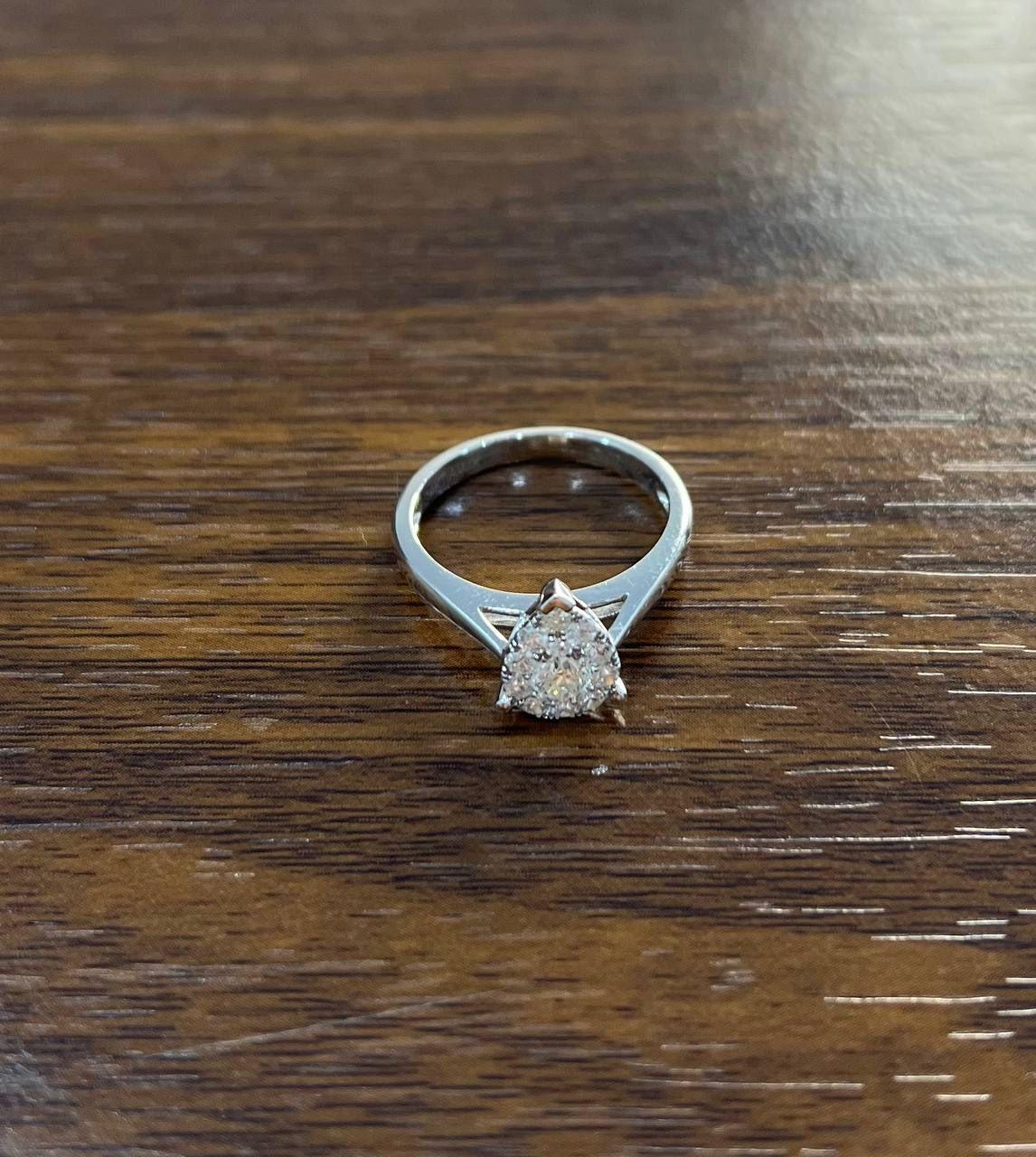 Anello con diamanti a goccia con incastonatura a grappolo e aureola in oro bianco 14K in vendita 5
