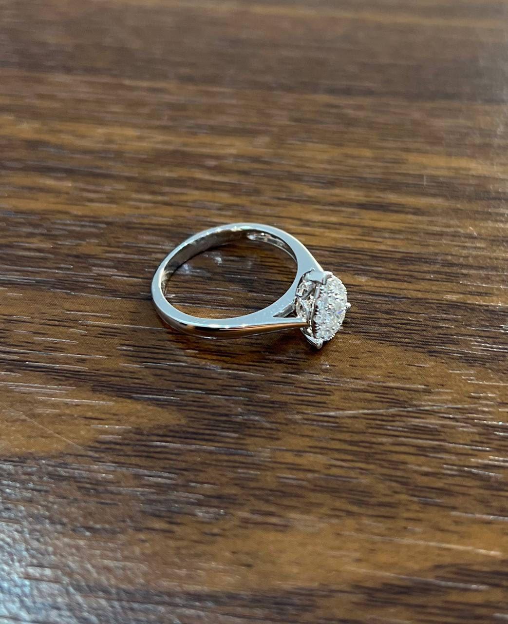 Anello con diamanti a goccia con incastonatura a grappolo e aureola in oro bianco 14K in vendita 6