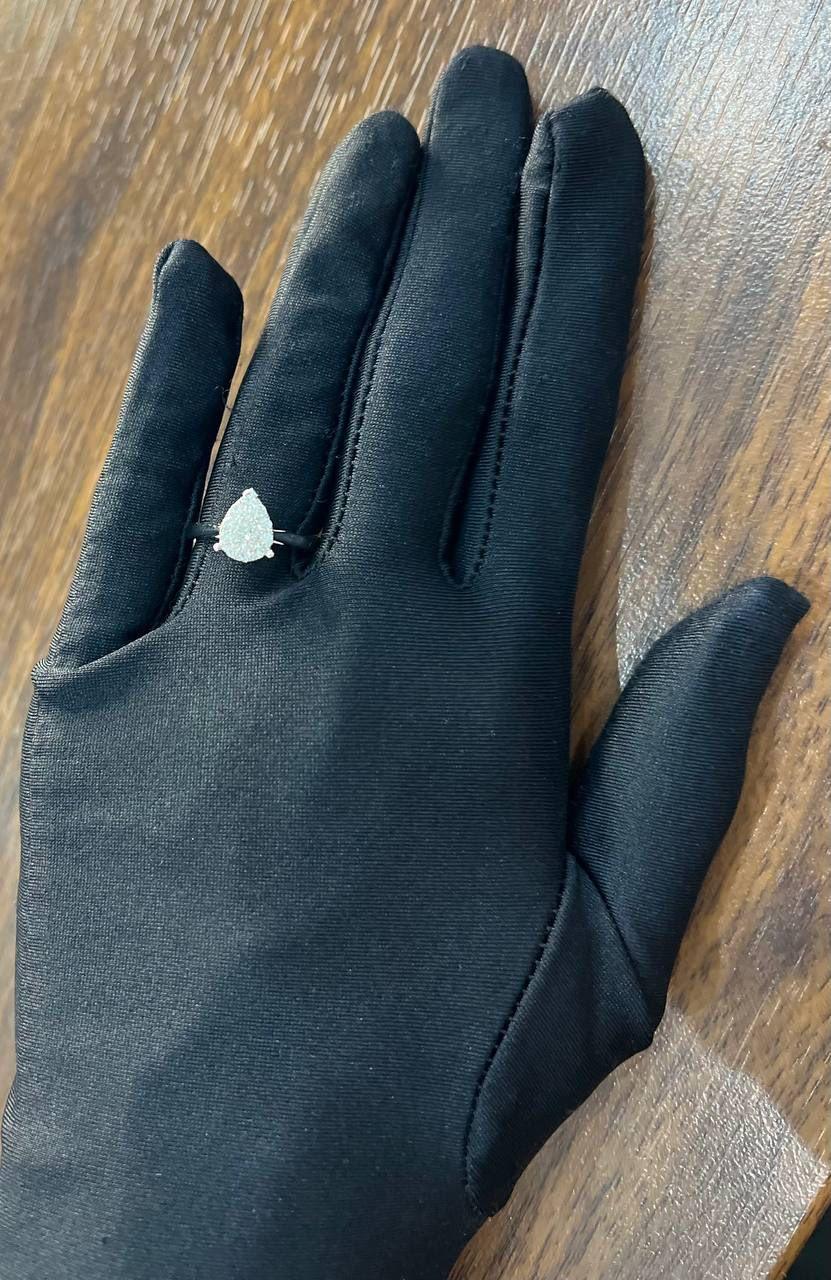 Questo elegante anello è realizzato in oro bianco 14K. Presenta uno scintillante diamante bianco con taglio a pera e diamanti rotondi incastonati, per un peso di circa 0,5 carati. Il diamante è incastonato in un elegante cinturino in oro bianco.
