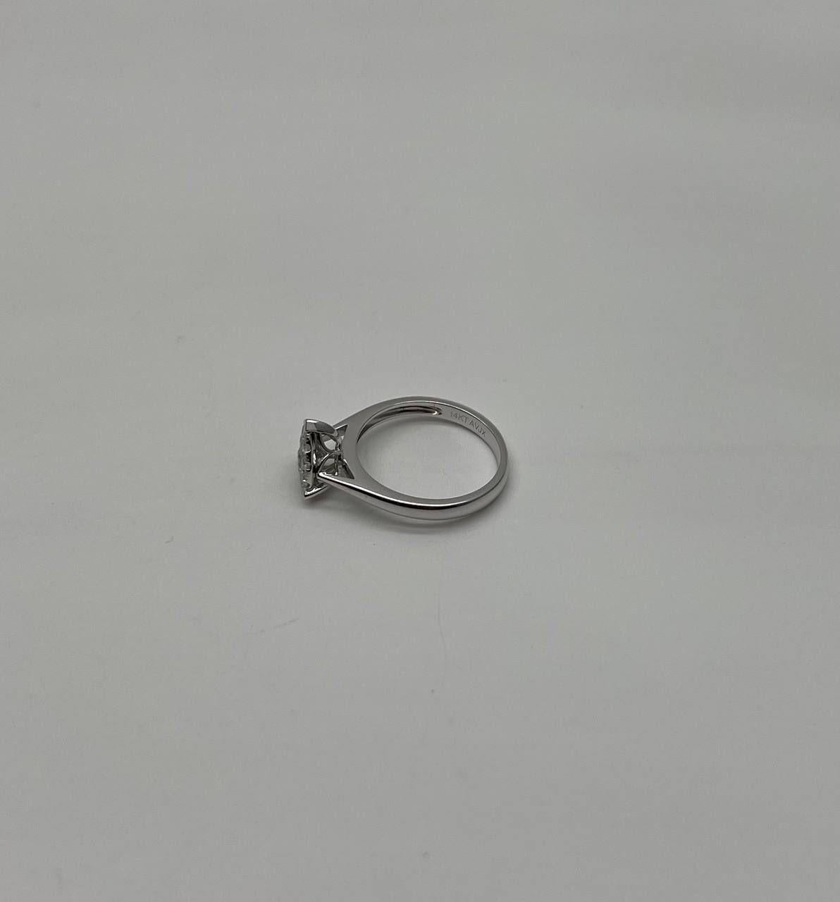 Taglio a goccia Anello con diamanti a goccia con incastonatura a grappolo e aureola in oro bianco 14K in vendita