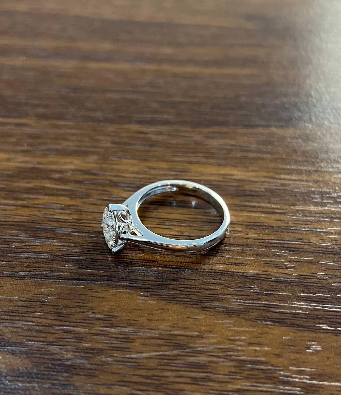 Anello con diamanti a goccia con incastonatura a grappolo e aureola in oro bianco 14K In condizioni Nuovo in vendita a Oakton, VA