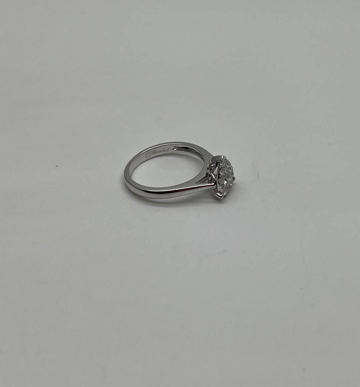 Donna Anello con diamanti a goccia con incastonatura a grappolo e aureola in oro bianco 14K in vendita