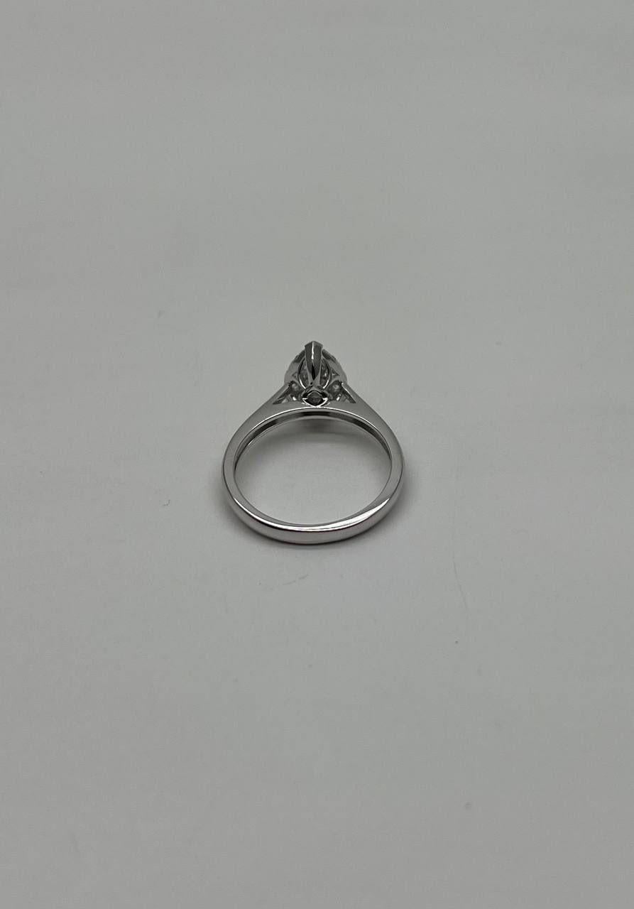 Anello con diamanti a goccia con incastonatura a grappolo e aureola in oro bianco 14K in vendita 1