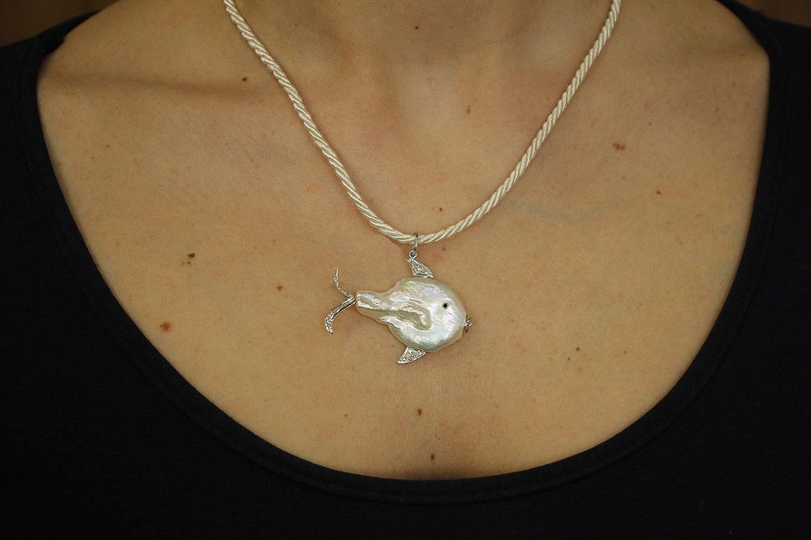 Diamonds, Pearl 14 Karat White Gold Lovely Fish Pendant In Excellent Condition In Marcianise, Marcianise (CE)