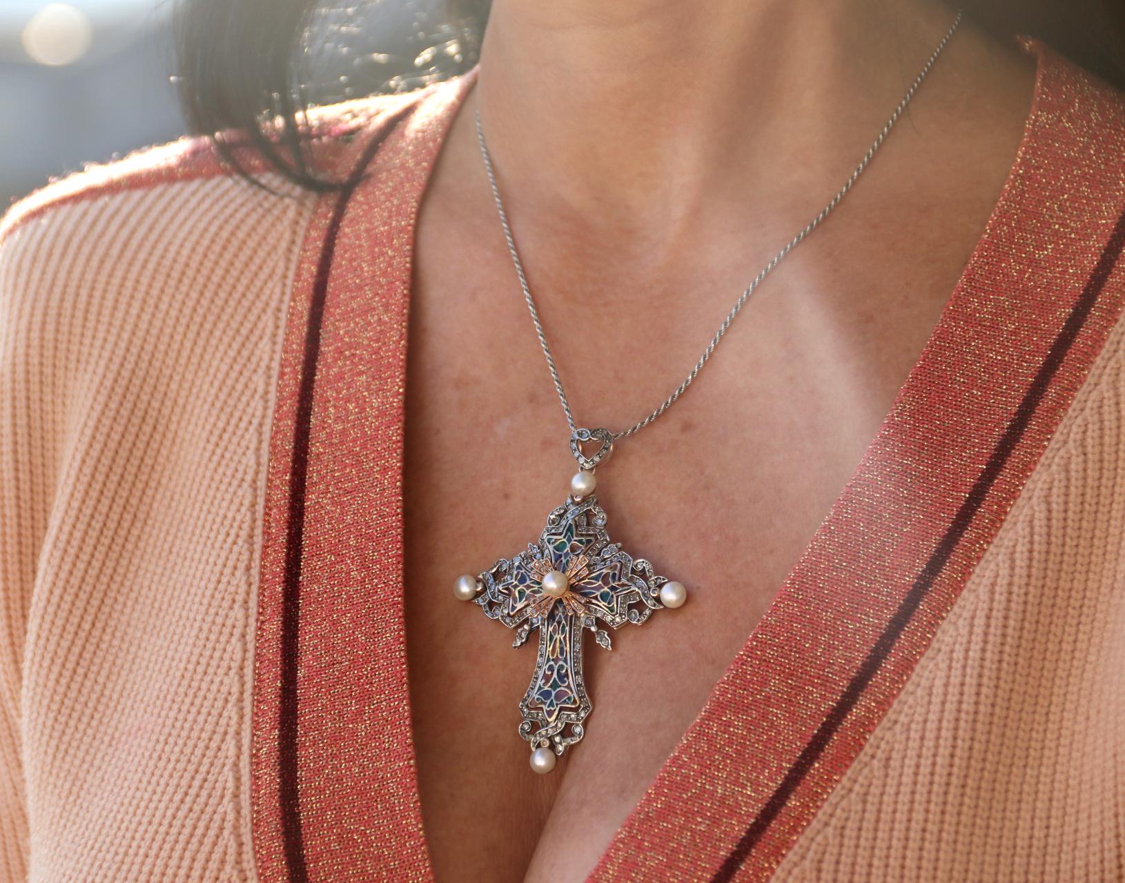 Halskette mit Kreuzanhänger aus 14 Karat Gelbgold mit Diamanten, Perlen und Silber im Angebot 2