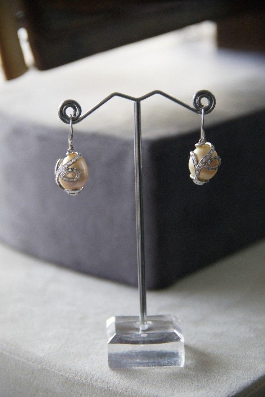 Women's Diamonds Pearls 18 Karat White Gold Drop Earrings For Sale