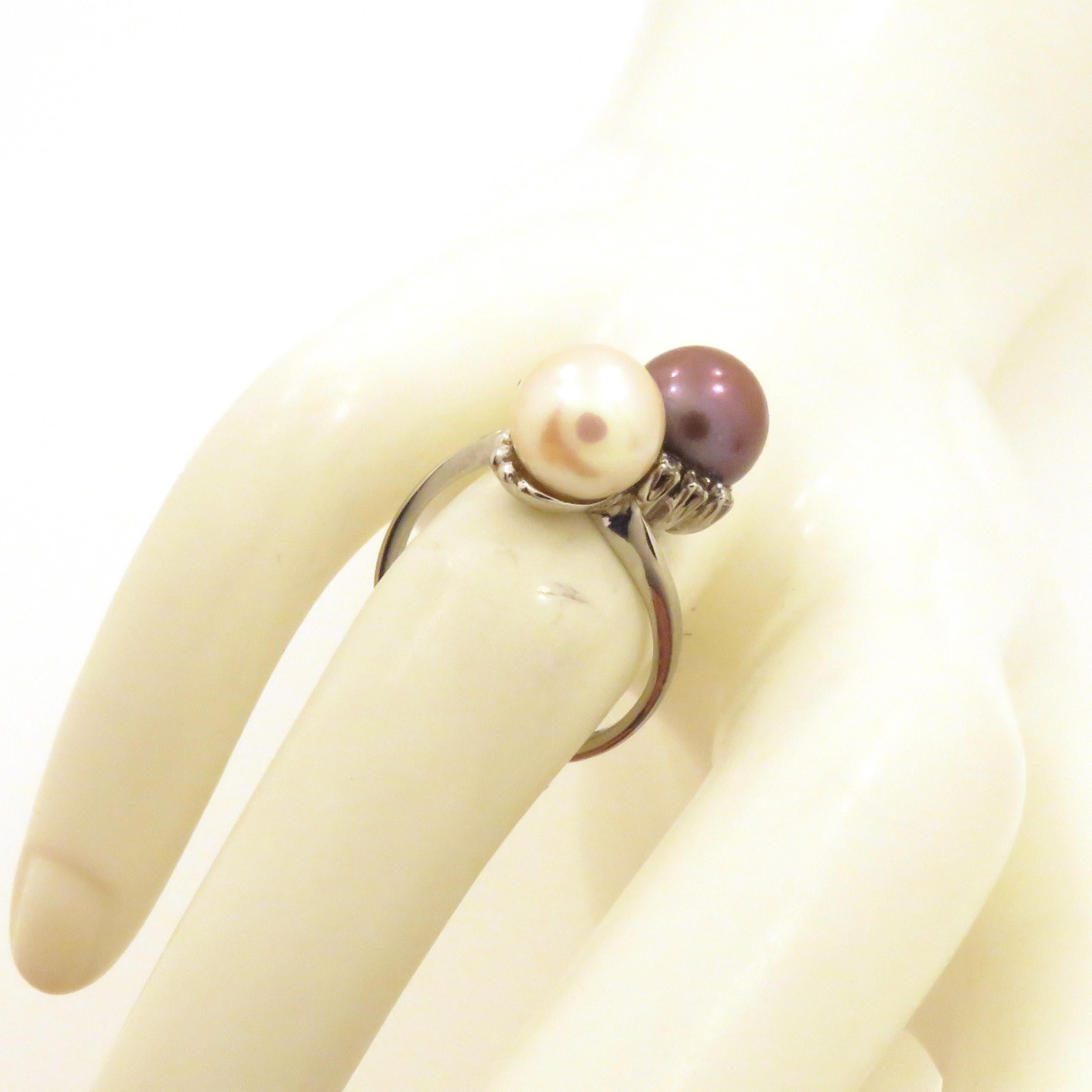 Antique ring in 18 karat white gold with grey  pearl< and white pearl surrounded by 6 natural brilliant cut white diamonds, weighting 0.06 carats total. US finger size is 6, French size 52, Italian size 12, it can be resized to the customer's size