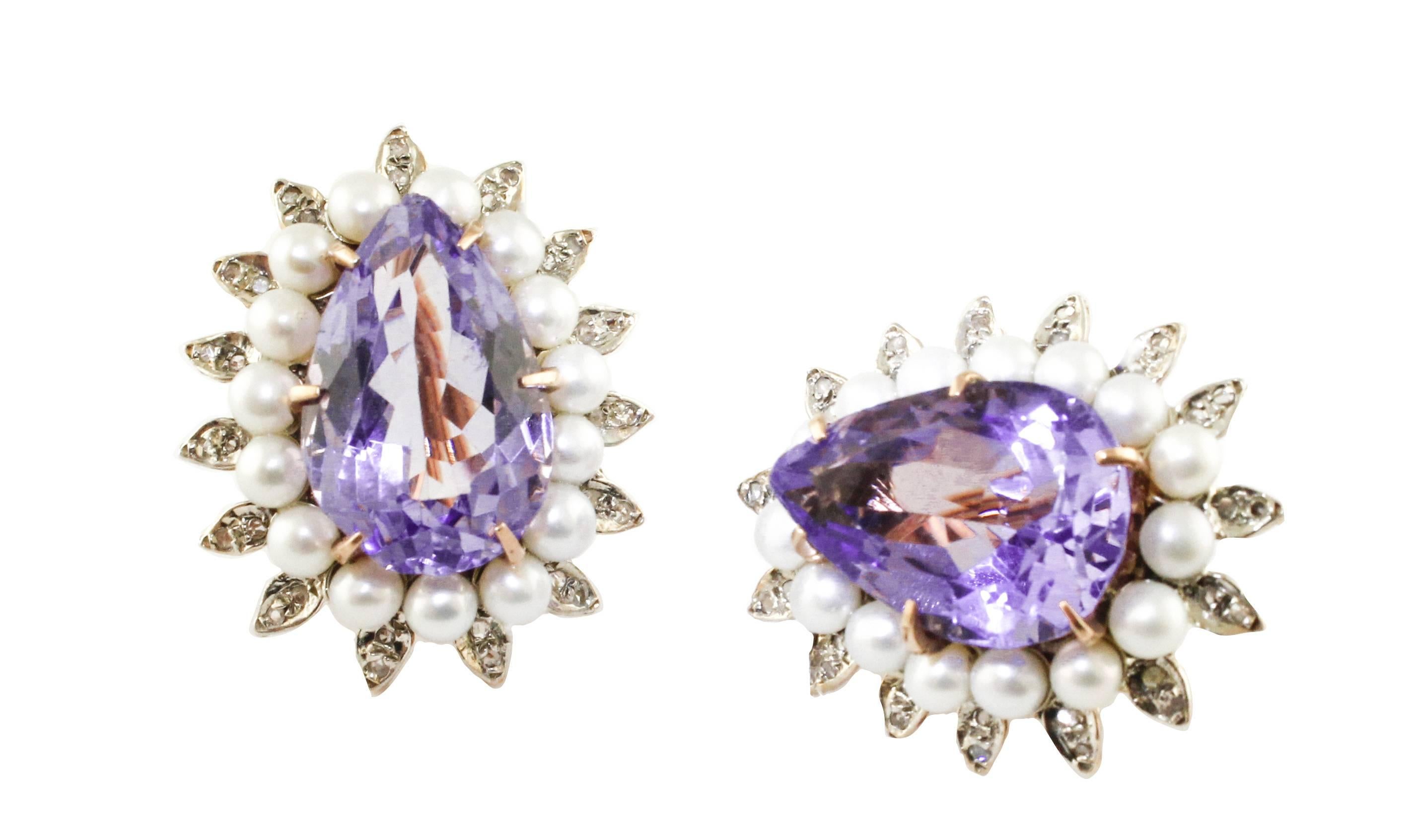 Fabulous and bright 9 kt rose gold and silver earring, with a marvelous 17.3 ct drop-shaped amethyst with around 1.10 g beads and as a frame for 0.24 ct diamond leaves. Total weight g 12.79
Amethyst ct 17,30
Pearls g 1.10
Diamonds ct 0.24
Total