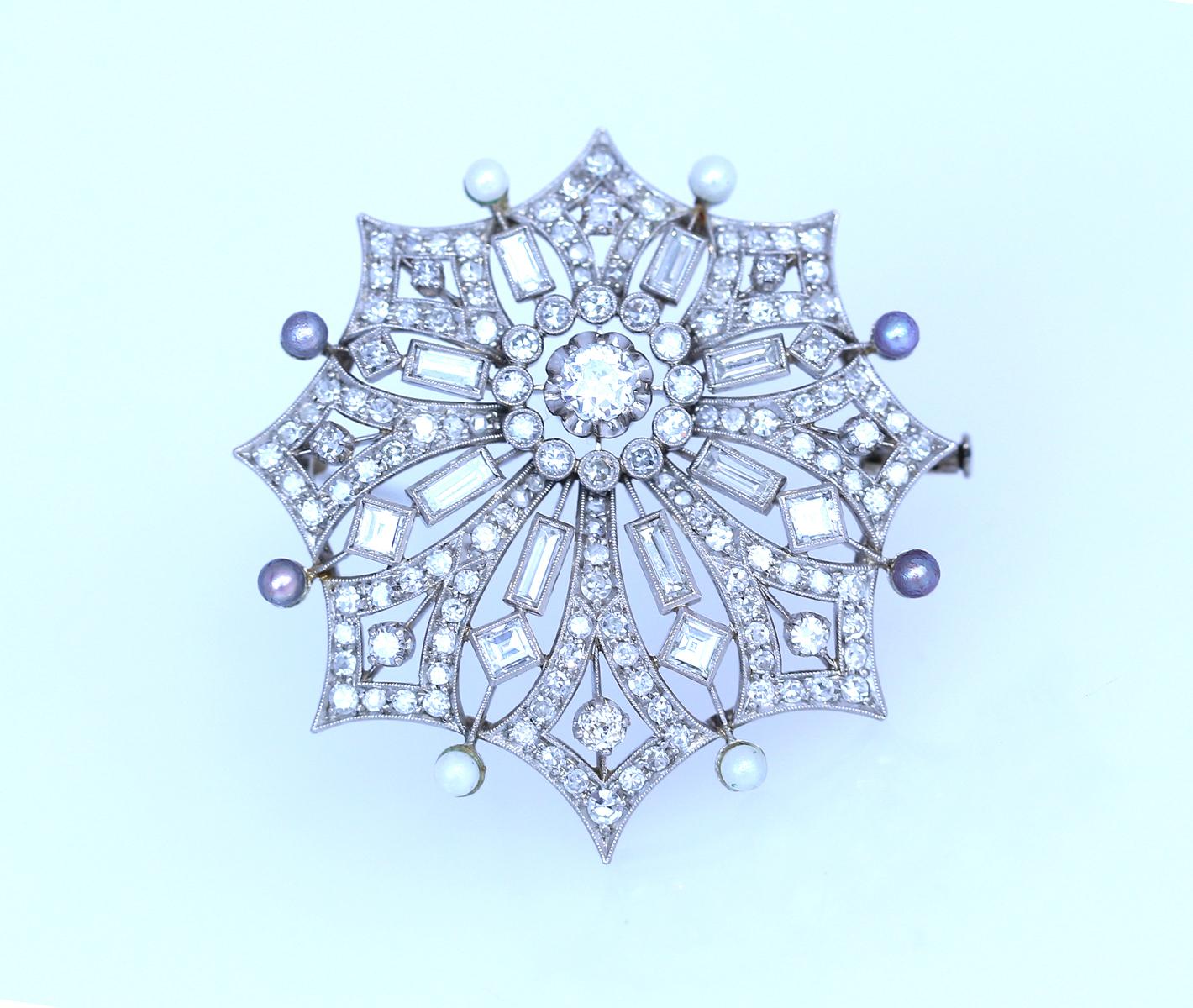 Snowflake Diamonds Pearls Brooch 18K White Gold, 1940 In Good Condition In Herzelia, Tel Aviv