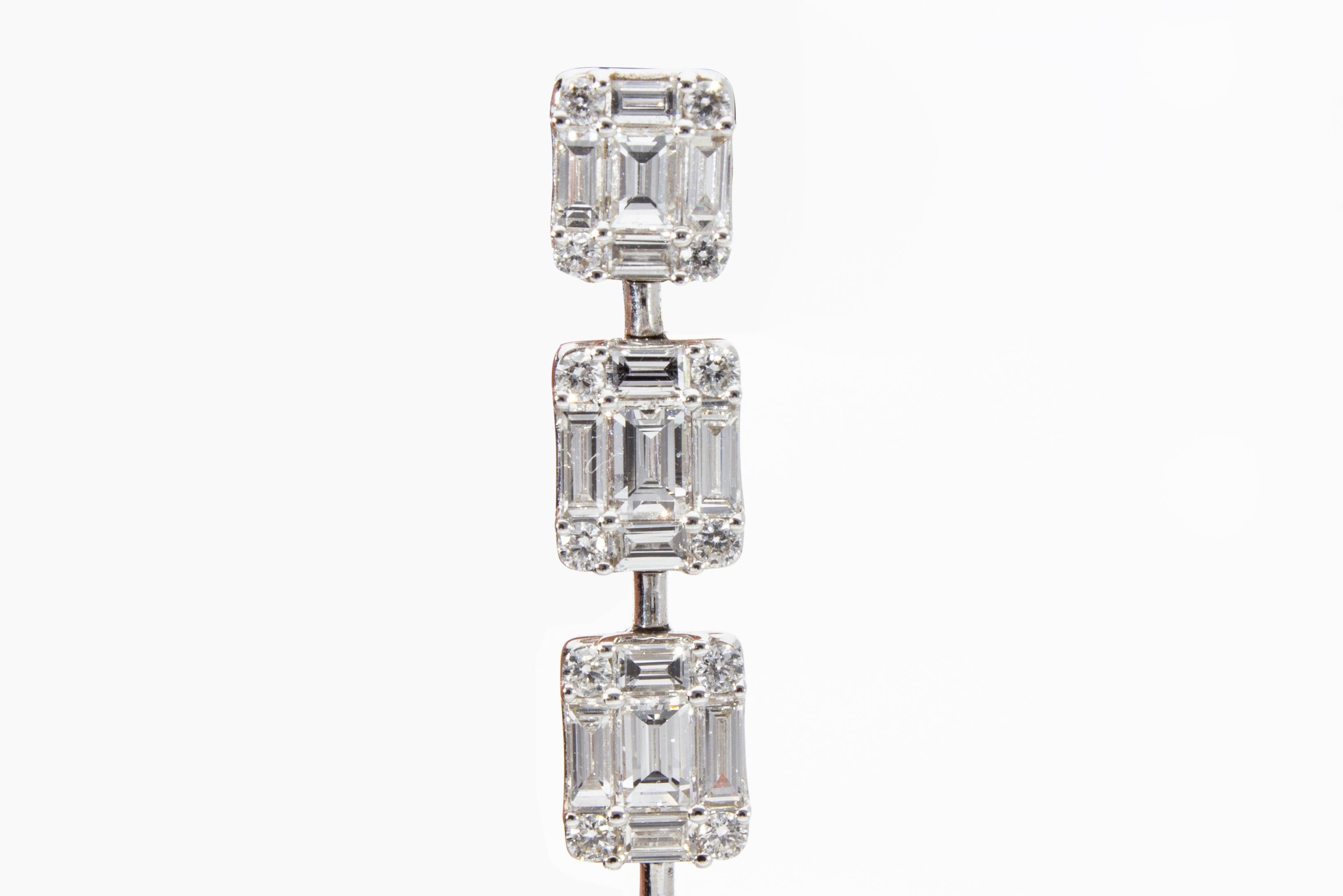 Taille baguette Boucles d'oreilles en goutte en or blanc 18 carats avec diamants et diamants taille baguette de 3,65 carats en vente
