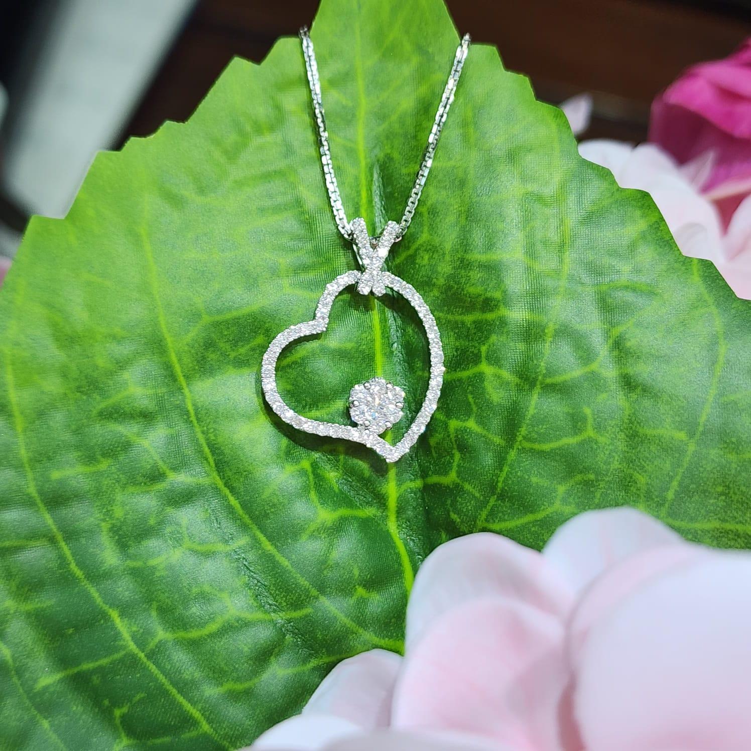 Diamanten-Anhänger aus 18 Karat Weißgold im Angebot 1