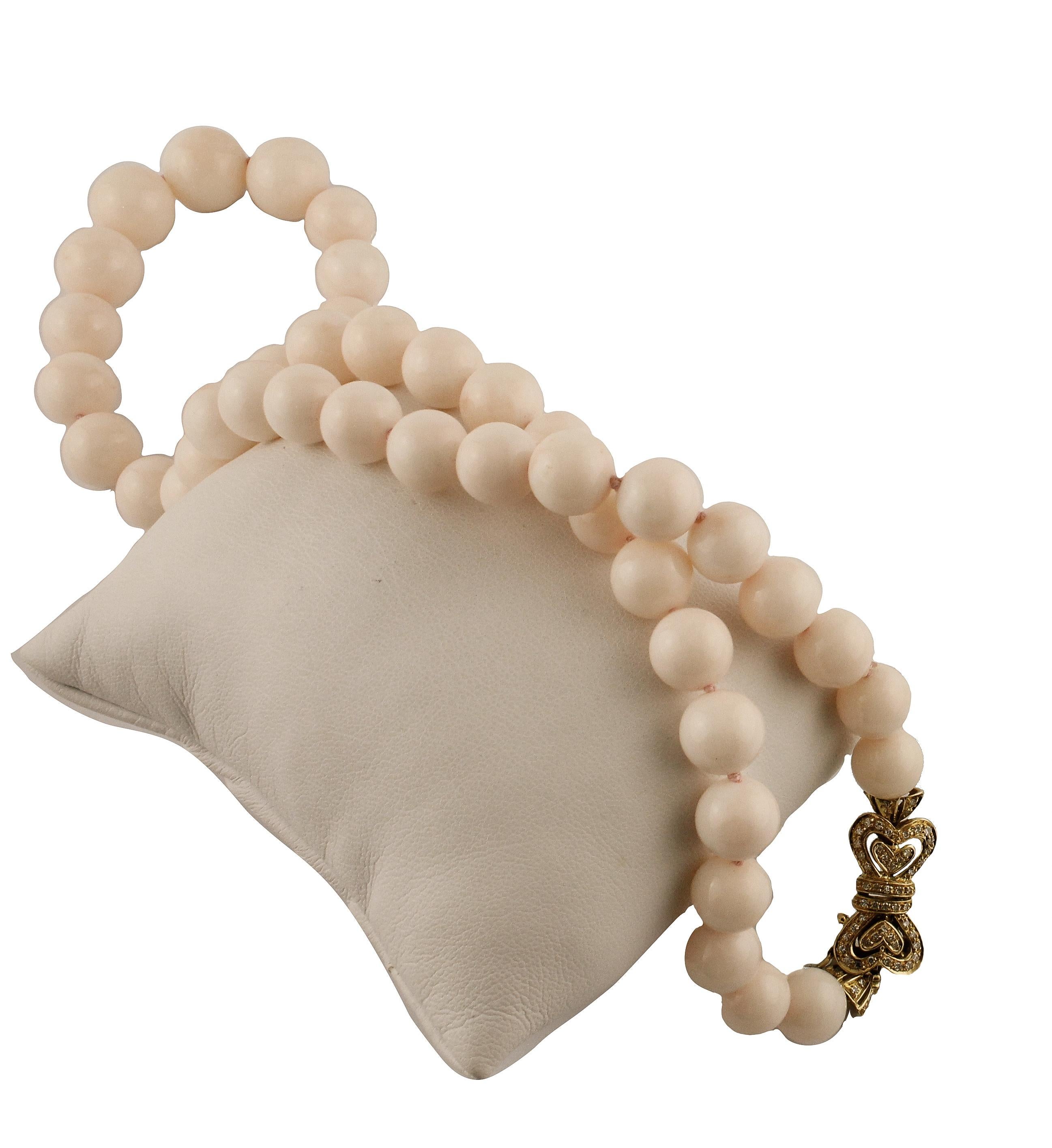 Refine and elegant pink coral angel skin beaded necklace with 18K yellow gold clasp studded by white diamonds.
Diamonds 0.75 ct
Pink Coral 99.6 g
Total Weight 106.4 g
R.F+ iegu
Length 57 cm
diameter big coral mm 15 and small coral mm10

For any