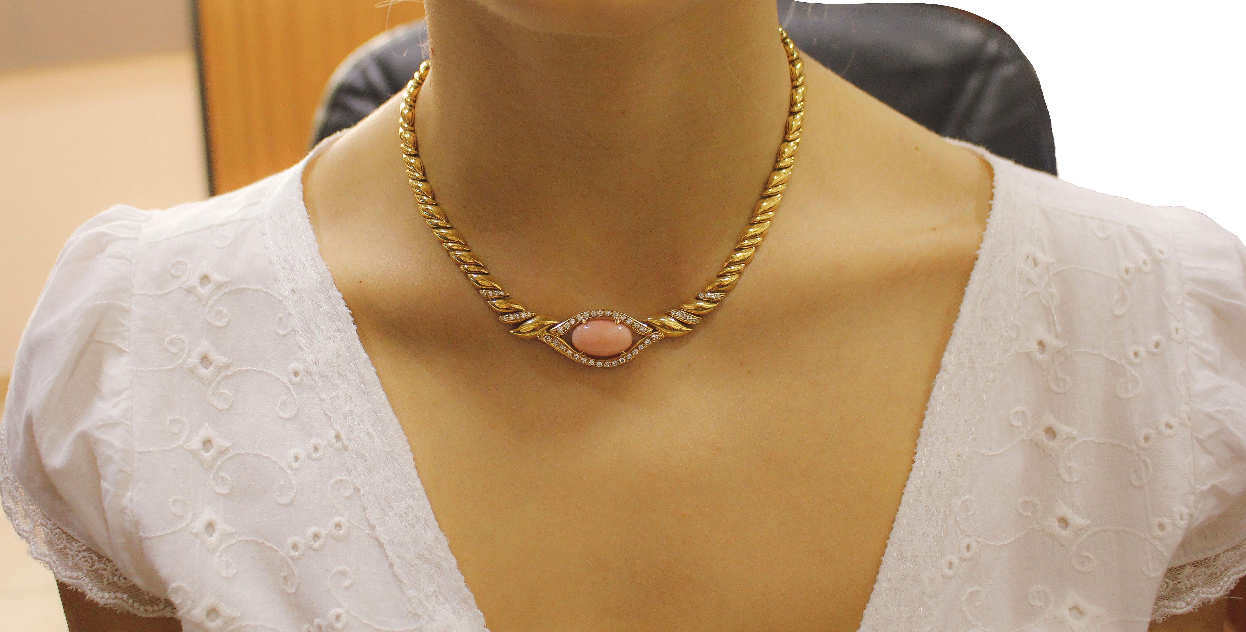 White Diamonds, Pink Oval Shape Coral, 18K Yellow Gold Chain Necklace In Good Condition In Marcianise, Marcianise (CE)