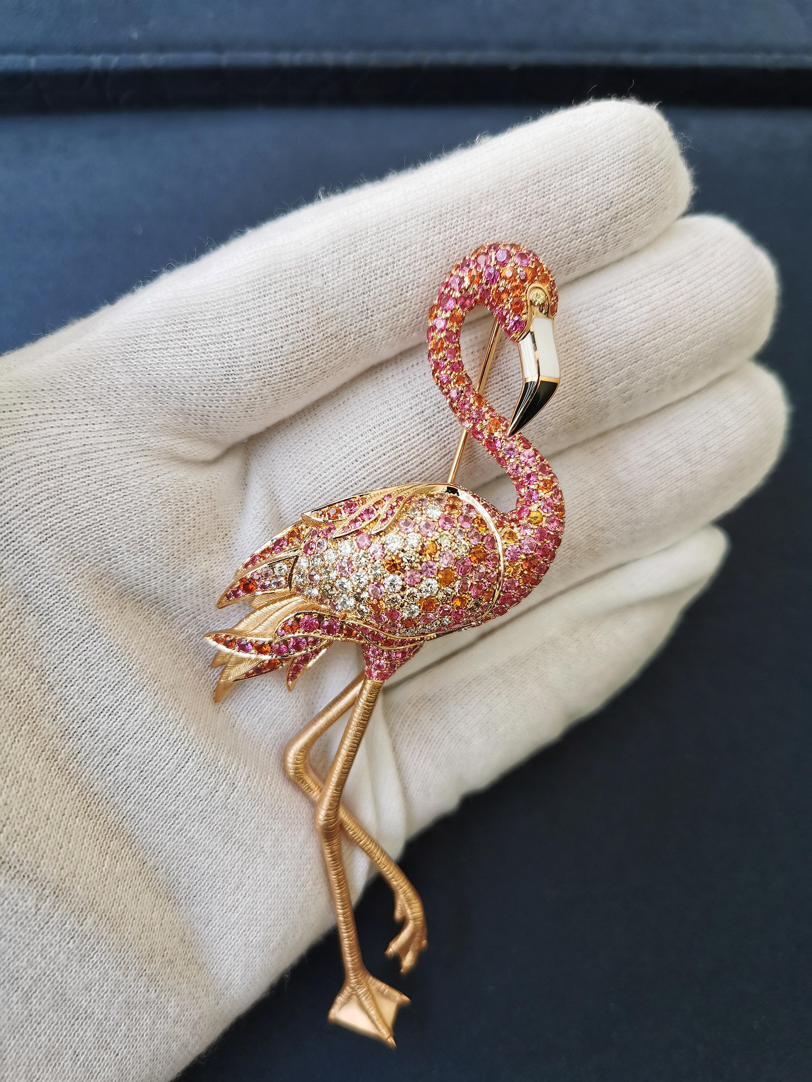 Broche flamingo en or rose 18 carats, diamants, saphirs roses orangés et émail
Nous avons décidé de représenter l'un des plus beaux oiseaux de la planète : le flamant rose. L'oiseau est en or rose 18 carats. Les pattes sont rendues si réalistes que