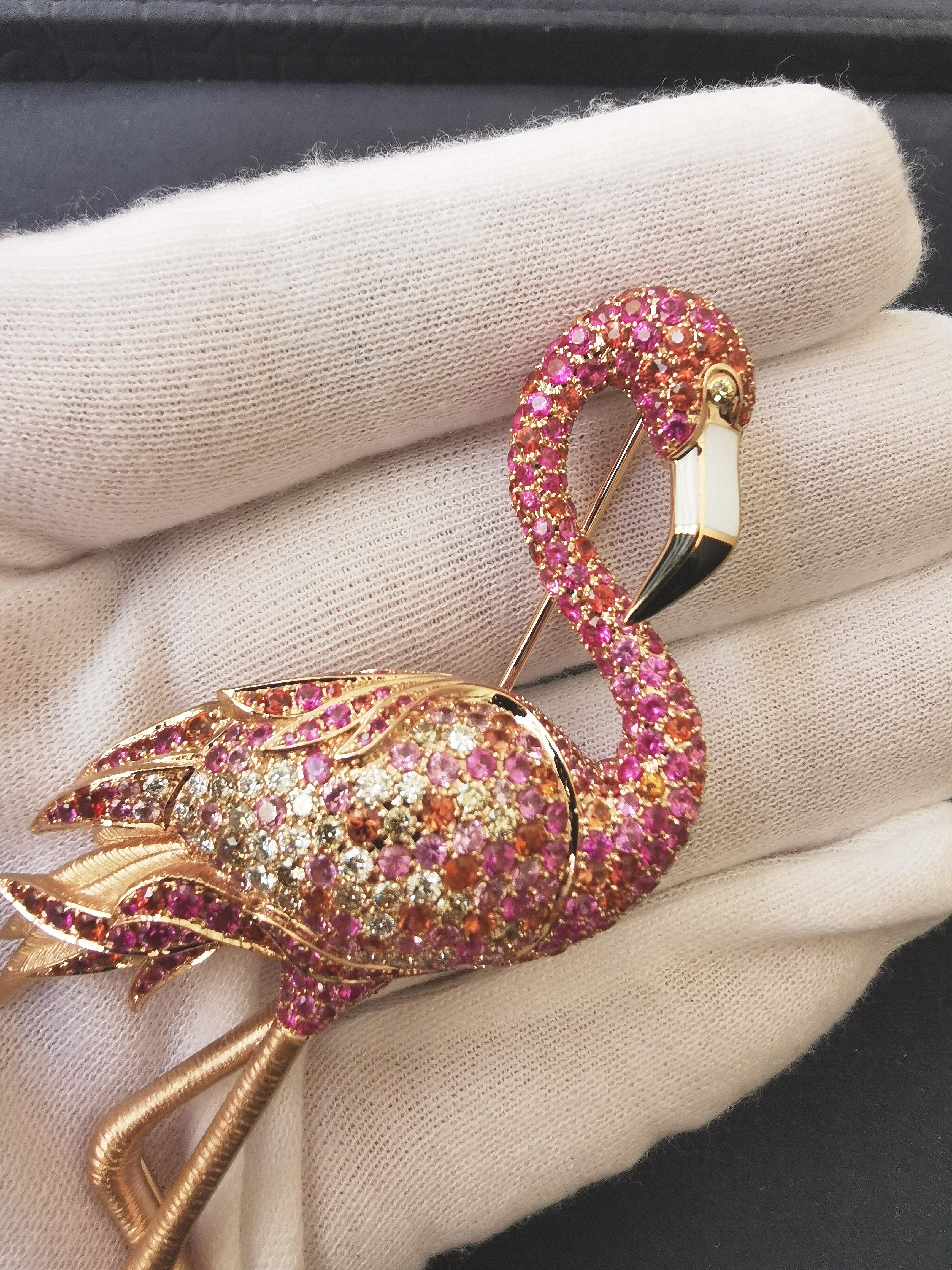 Contemporain Broche flamingo en or rose 18 carats, diamants, saphirs roses orangés et émail en vente