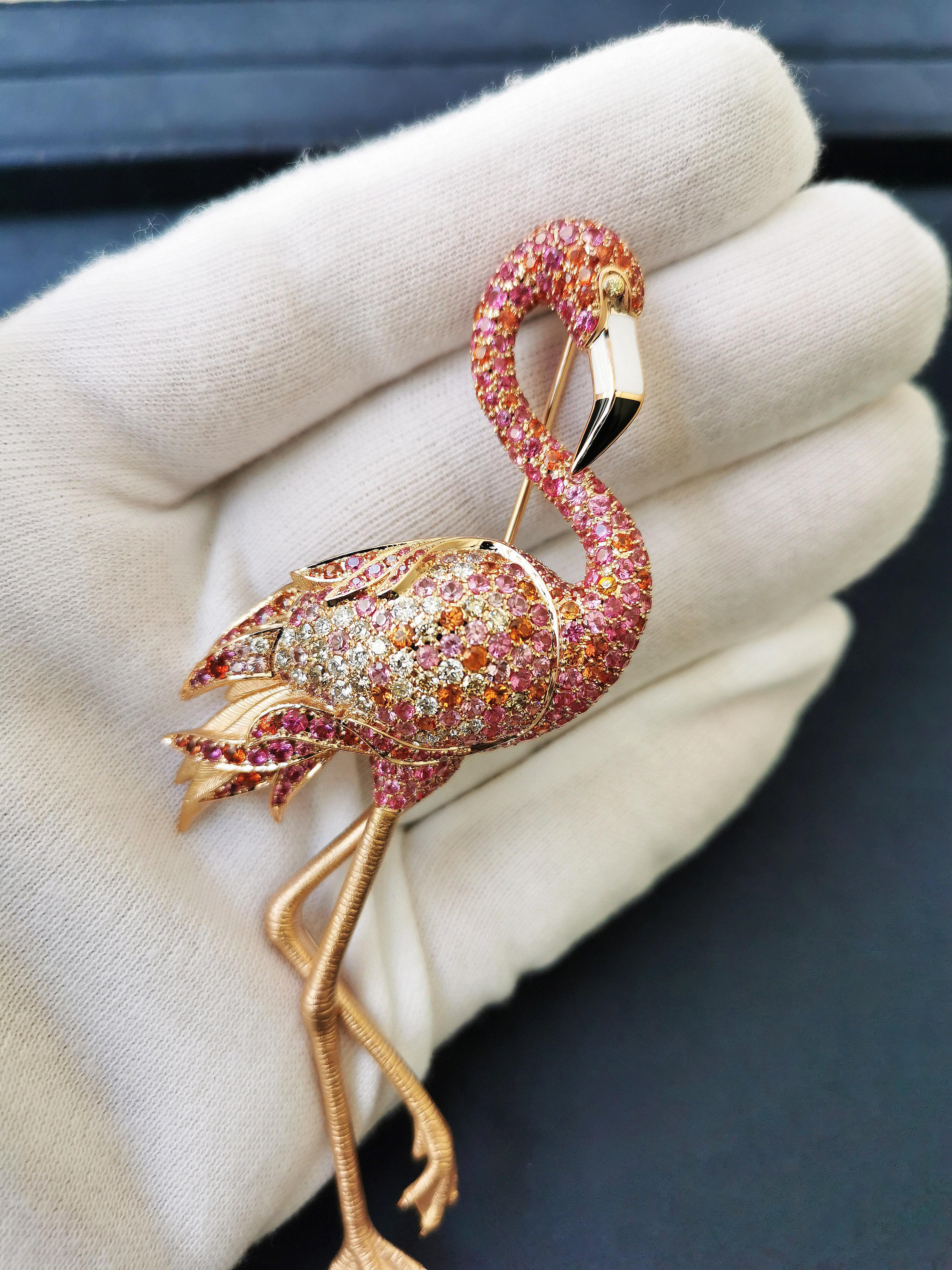 Taille ronde Broche flamingo en or rose 18 carats, diamants, saphirs roses orangés et émail en vente