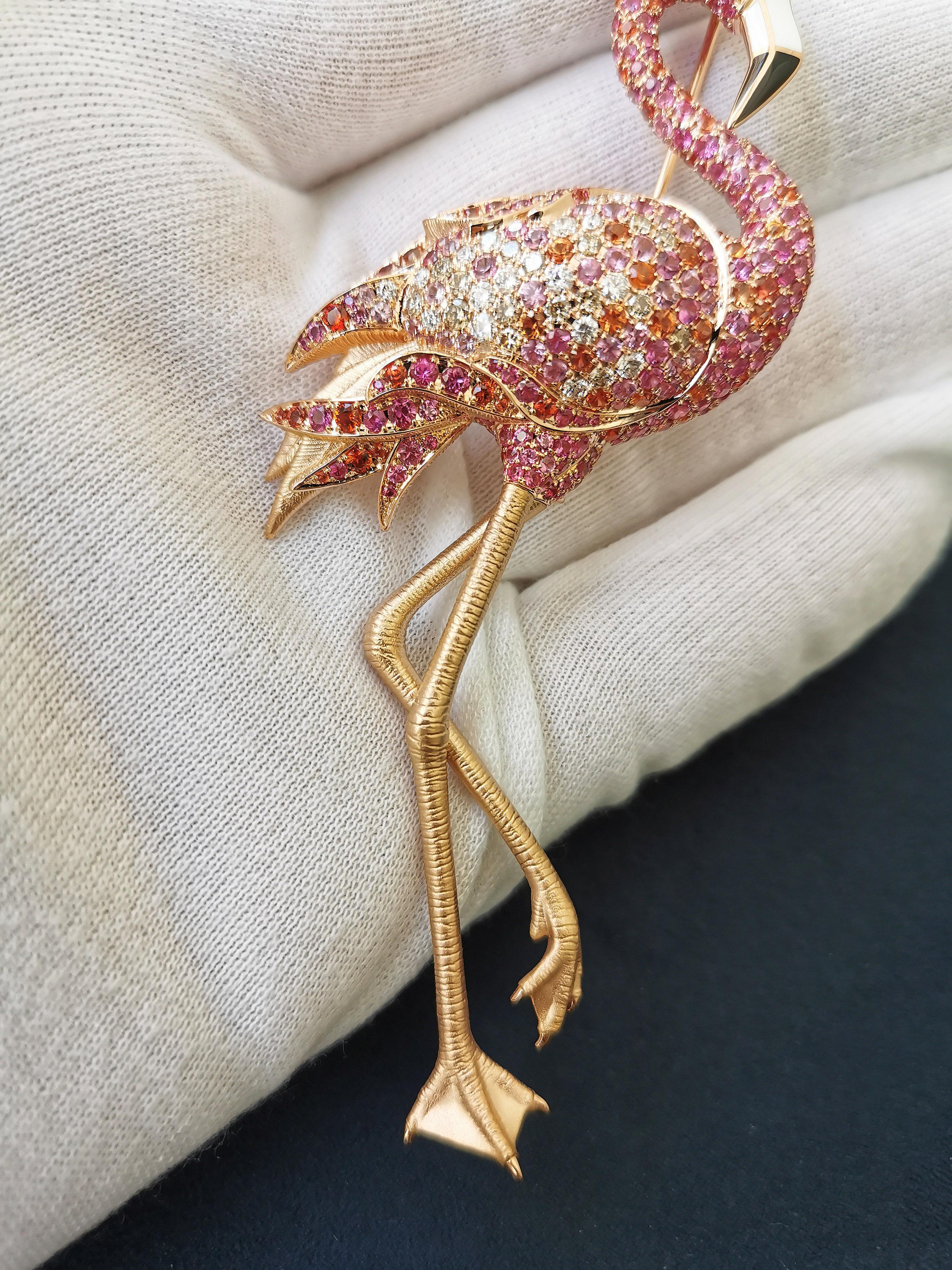 Broche flamingo en or rose 18 carats, diamants, saphirs roses orangés et émail Neuf - En vente à Bangkok, TH
