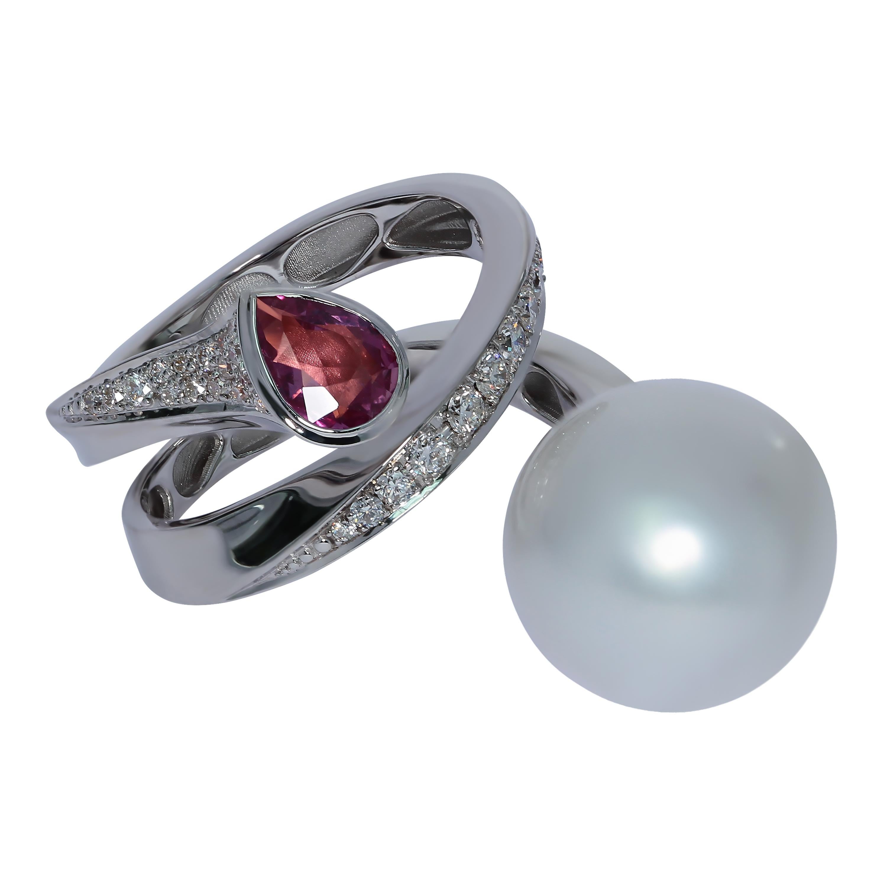Bague en or blanc 18 carats diamants saphir rose perle des mers du sud
L'anneau est réalisé en forme de spirale, symbolisant un entonnoir à eau, le transportant jusqu'aux profondeurs de l'océan, où une délicieuse perle des mers du Sud de 14 mm nous
