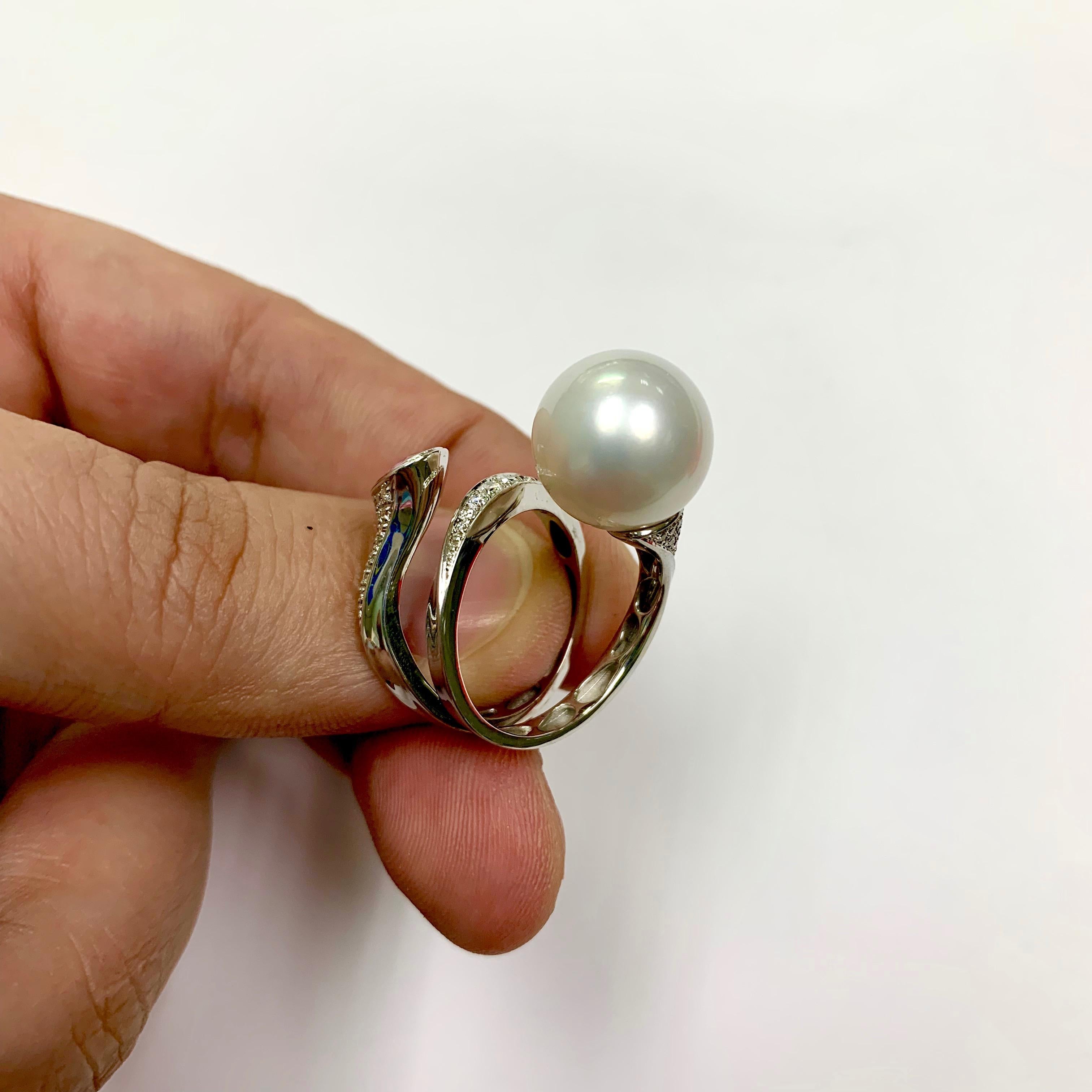 Taille poire Bague en or blanc 18 carats avec diamants, saphirs roses et perle des mers du Sud